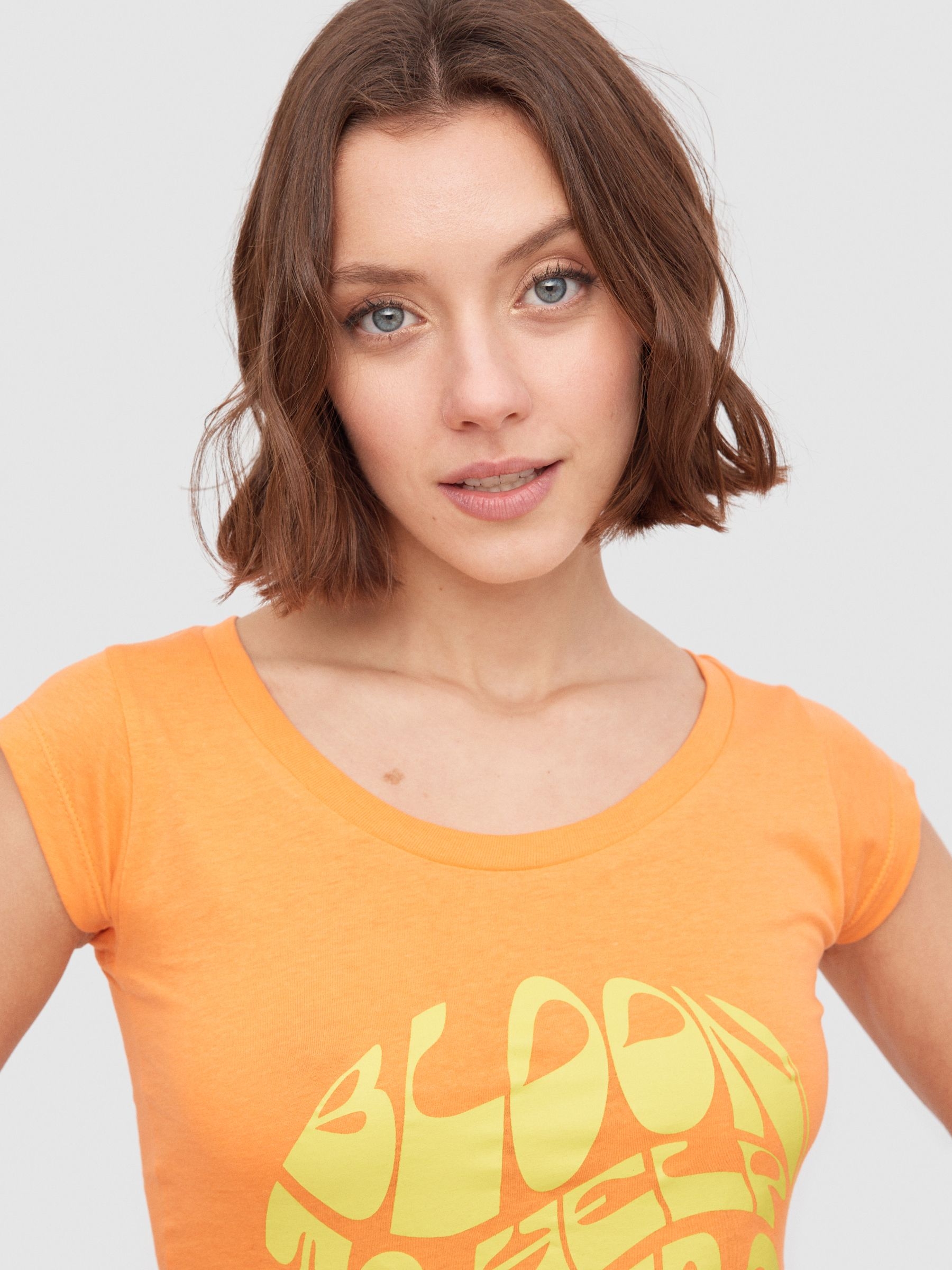 T-shirt Bloom salmão vista meia frontal