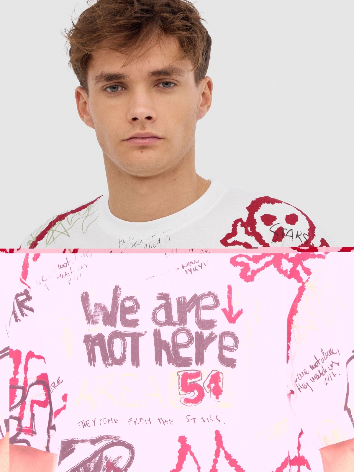 T-shirt com graffiti de extraterrestres branco vista detalhe