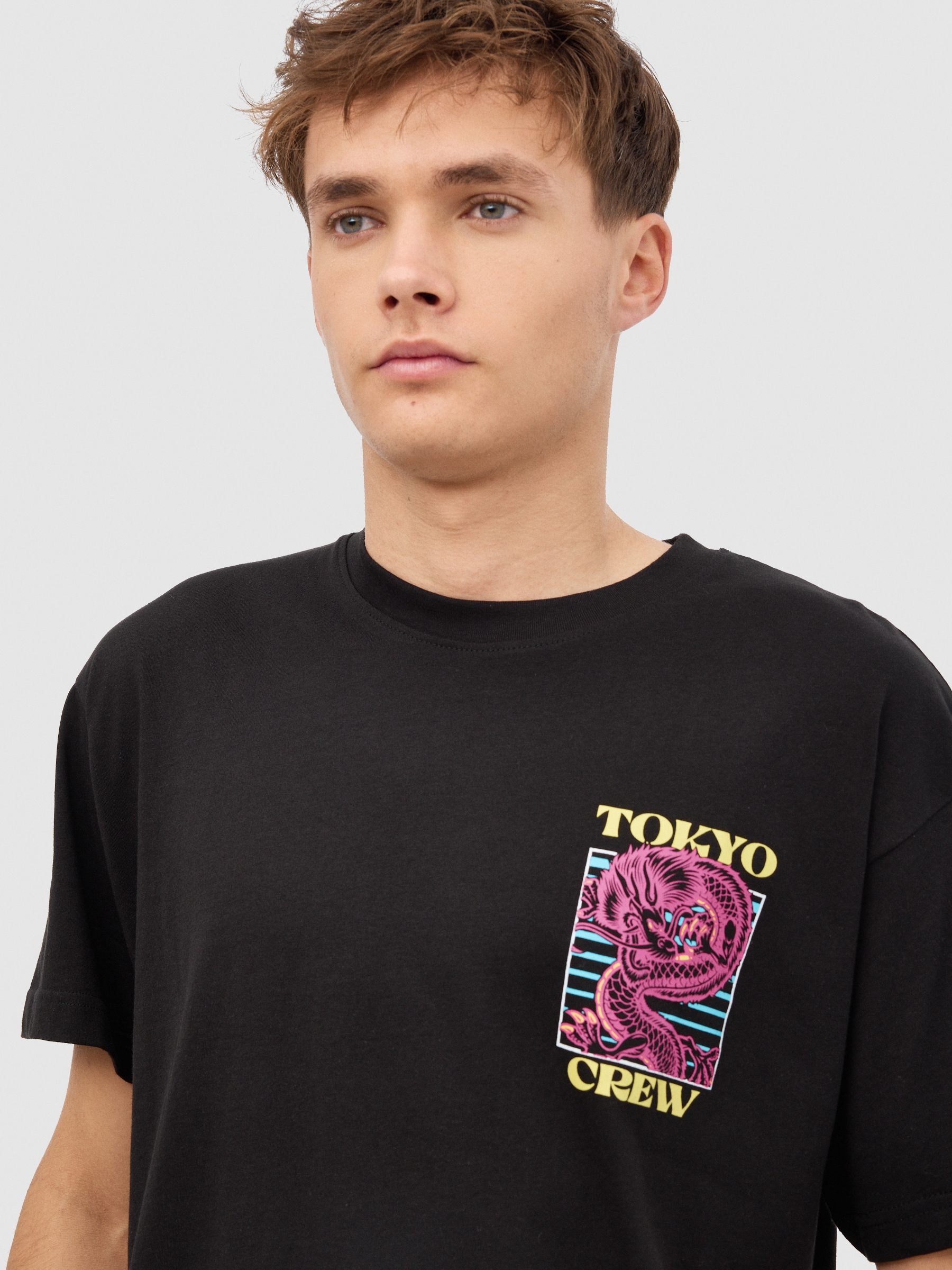 T-shirt dragão japonês preto vista meia frontal