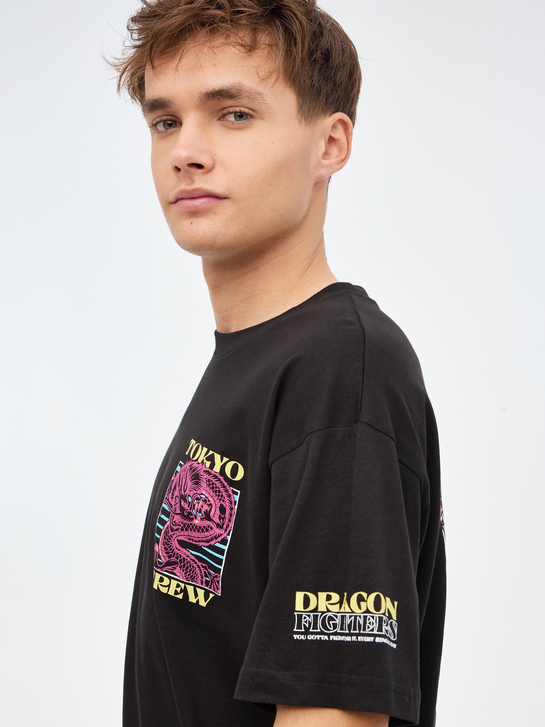 T-shirt dragão japonês preto vista meia frontal