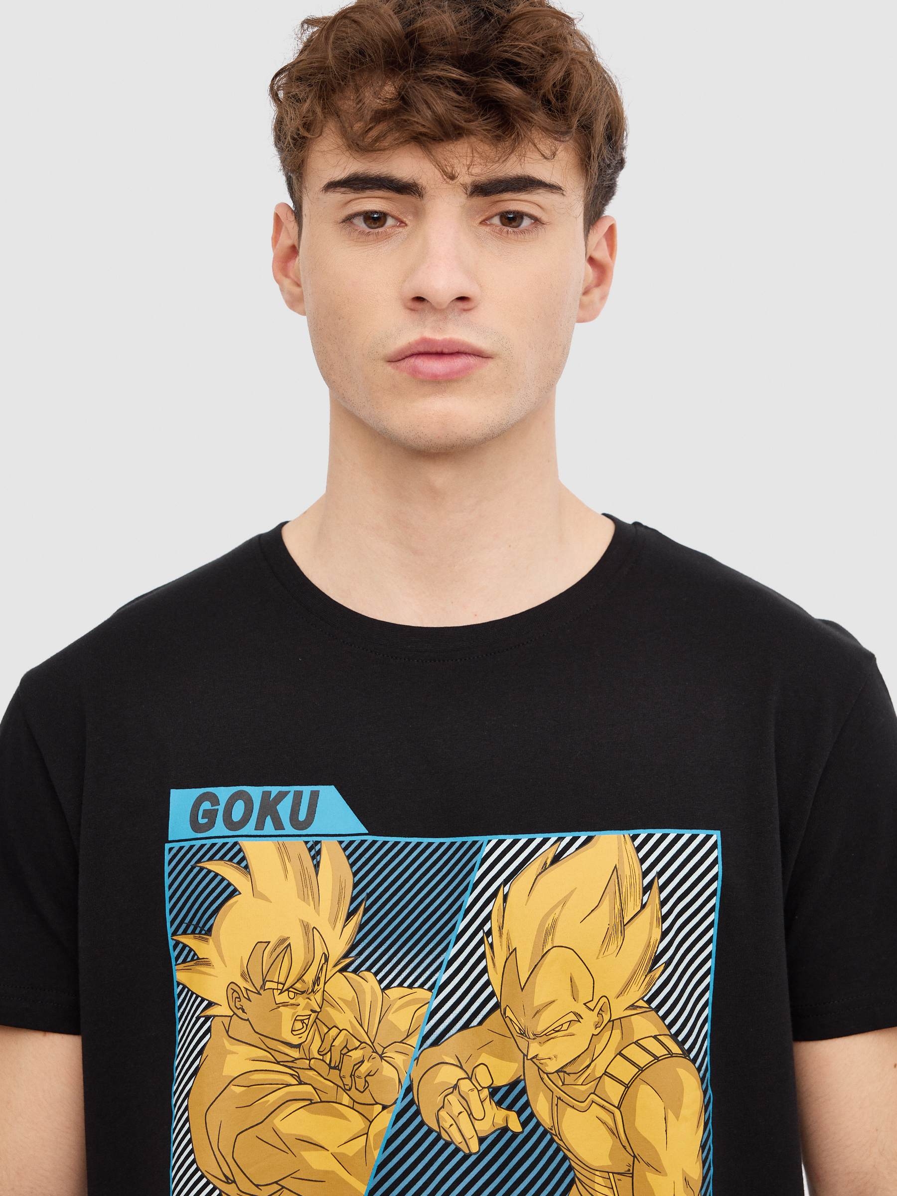 T-shirt Goku vs Vegeta preto vista meia frontal