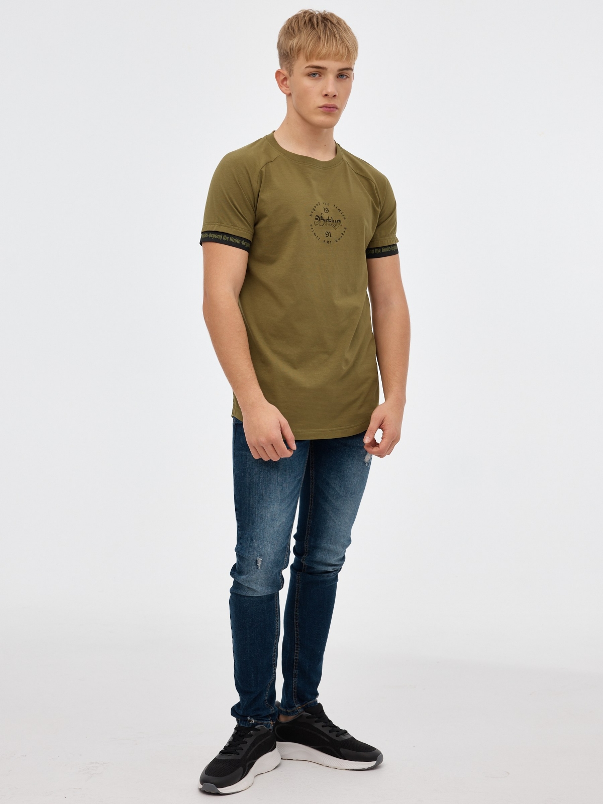 Camiseta raglán detalle texto kaki vista general frontal