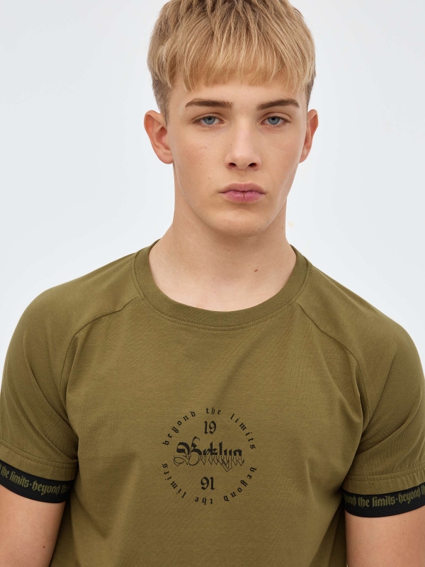 Camiseta raglán detalle texto kaki vista detalle