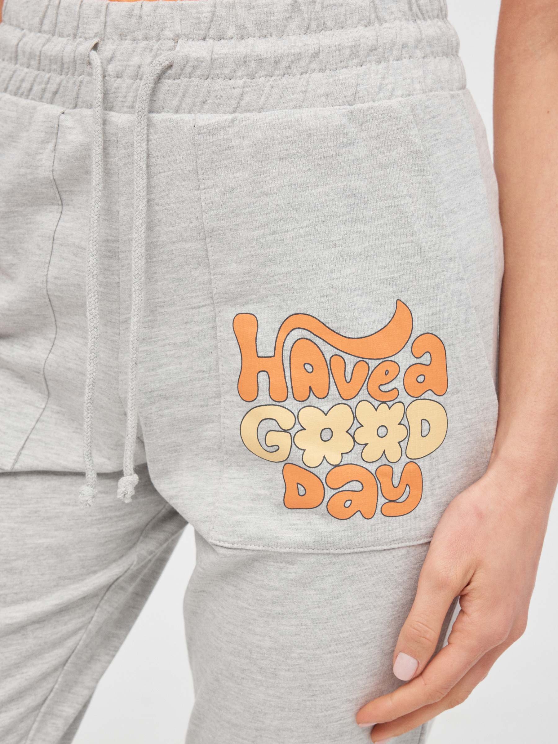 Calça capri jogger estampada melange meio vista geral frontal