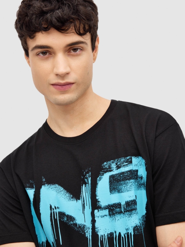 T-shirt com spray INSIDE preto vista detalhe