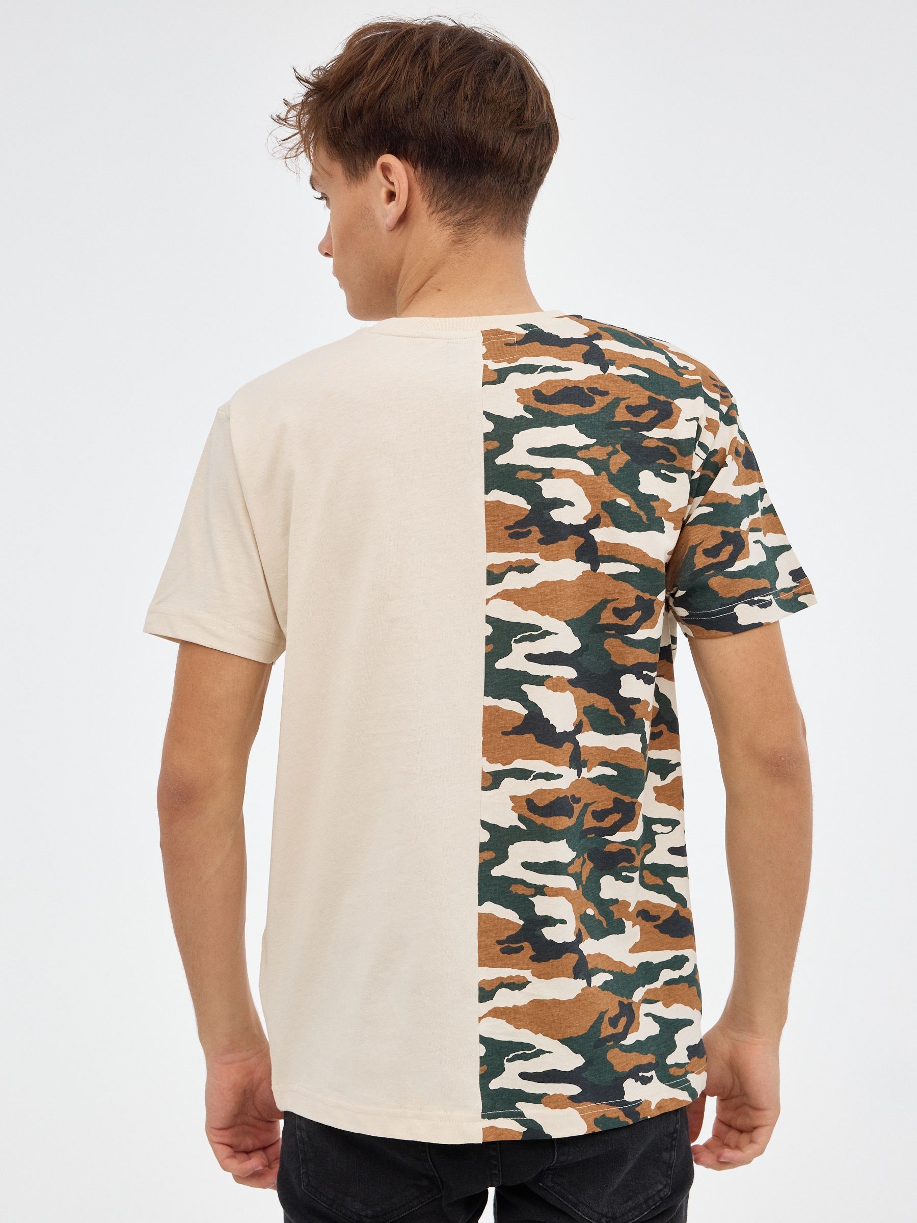 T-shirt de camuflagem com graffiti areia vista meia frontal