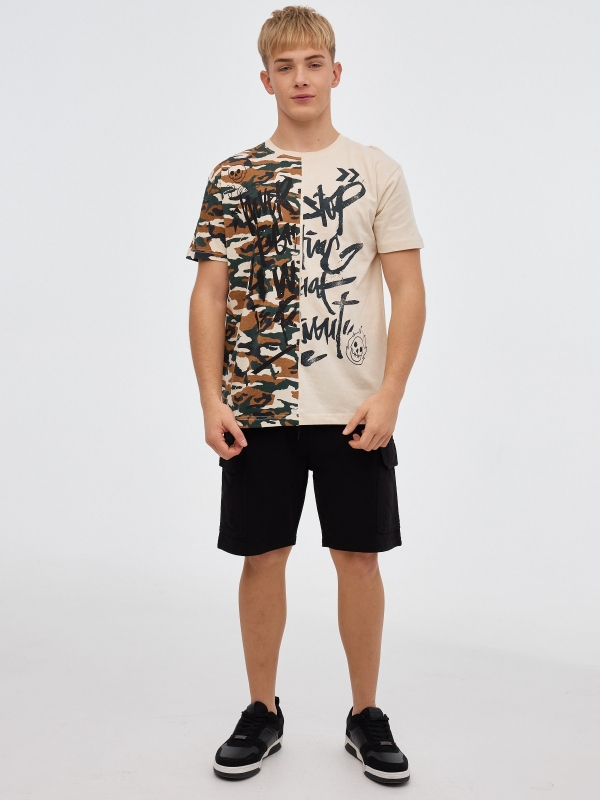 T-shirt de camuflagem com graffiti areia vista geral frontal