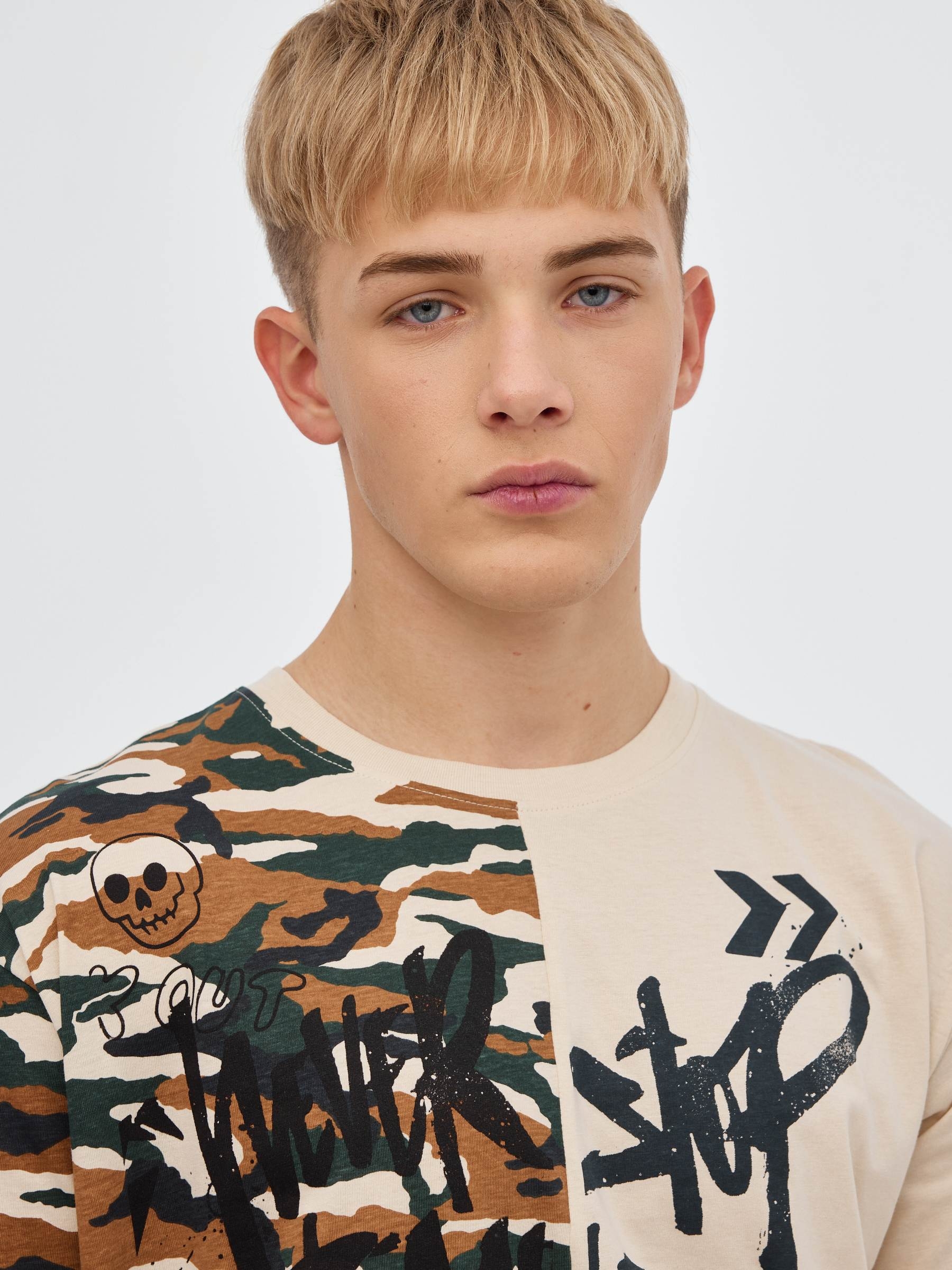 Camiseta camuflaje graffiti arena vista media frontal