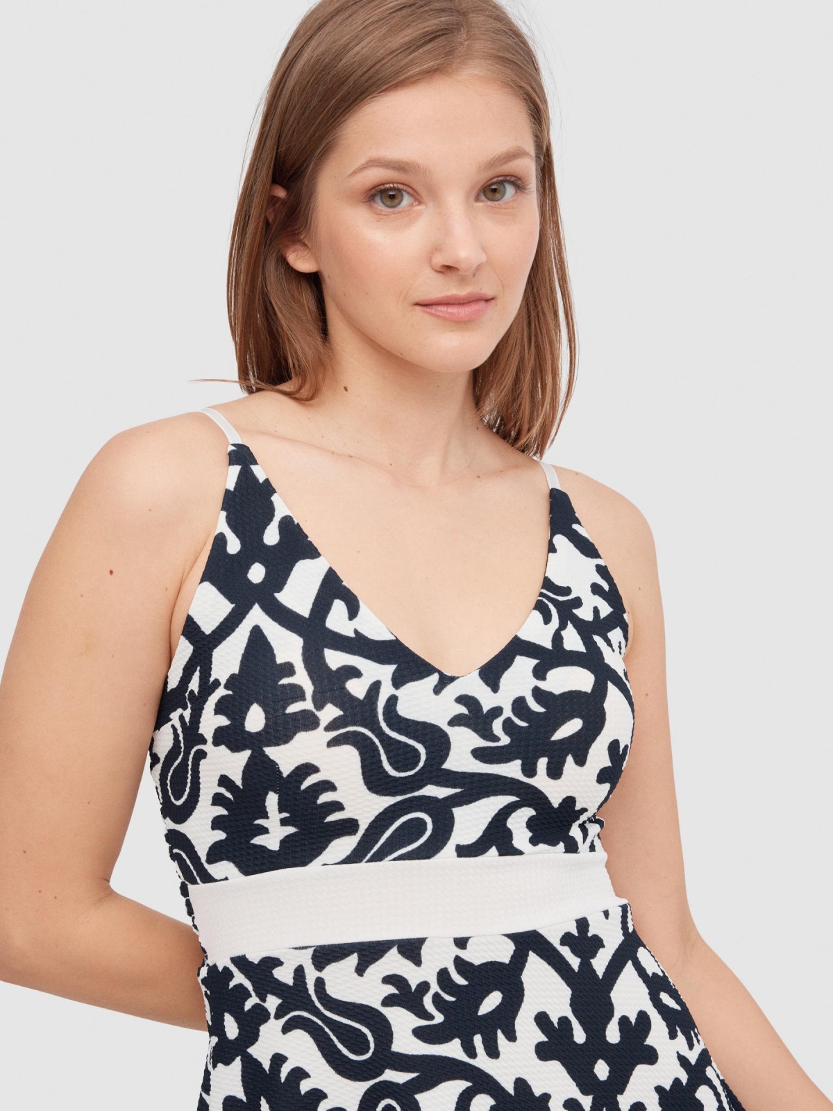 Vestido curto flores tribales off white vista detalhe traseira