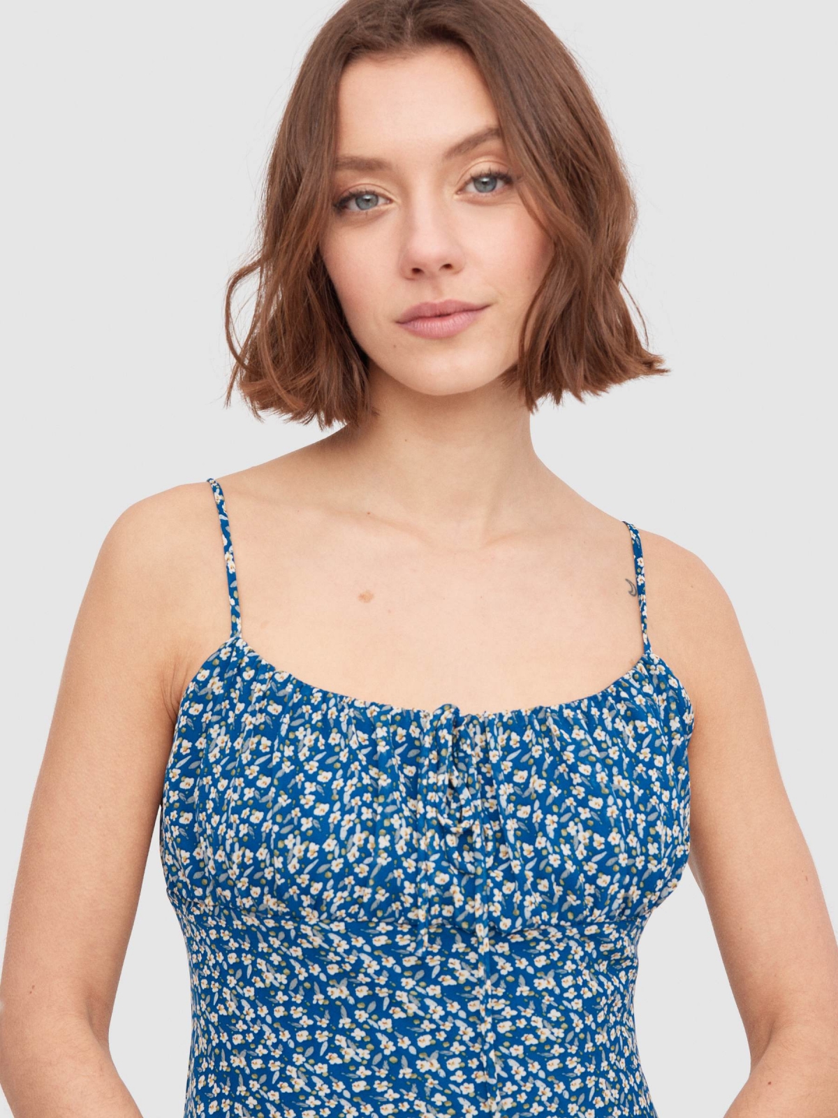 Vestido franzido peito redondo azul vista detalhe