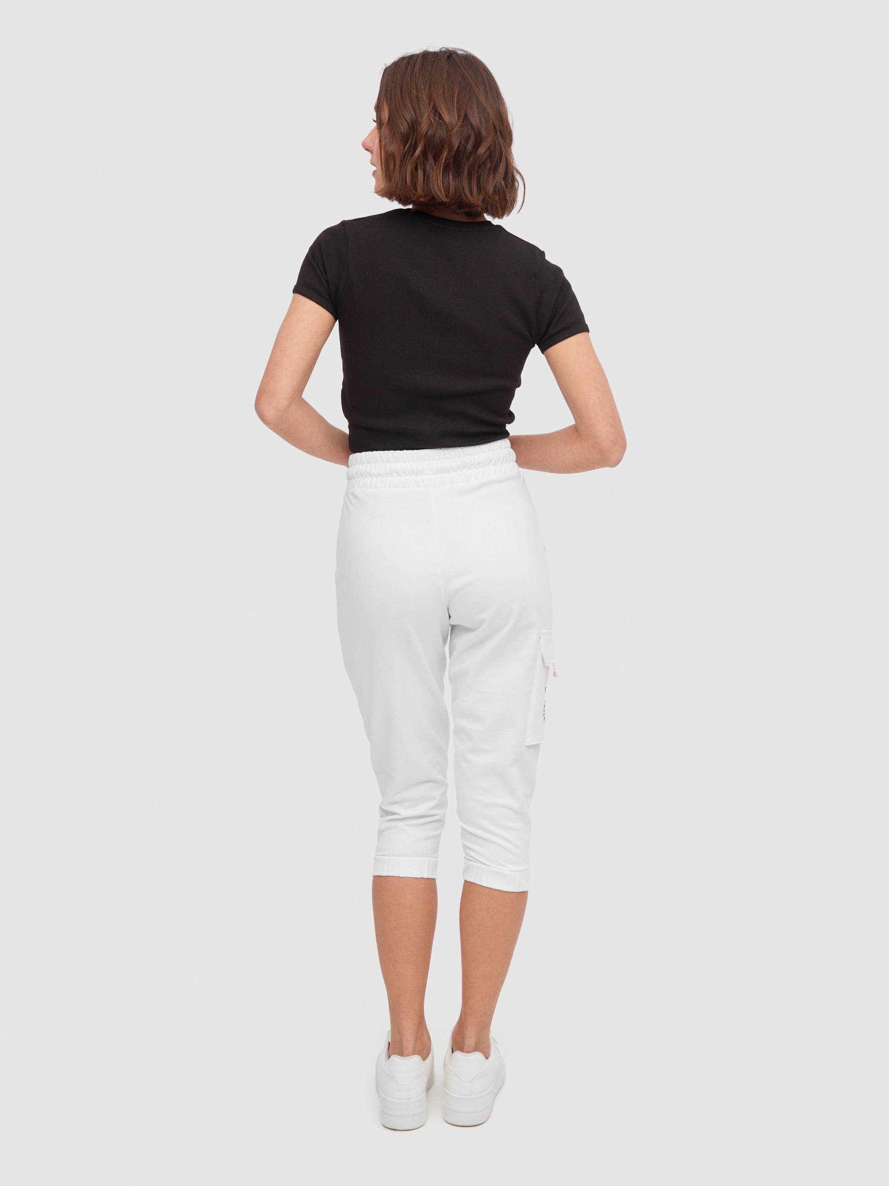 Calça jogger com bolsos branco vista geral frontal