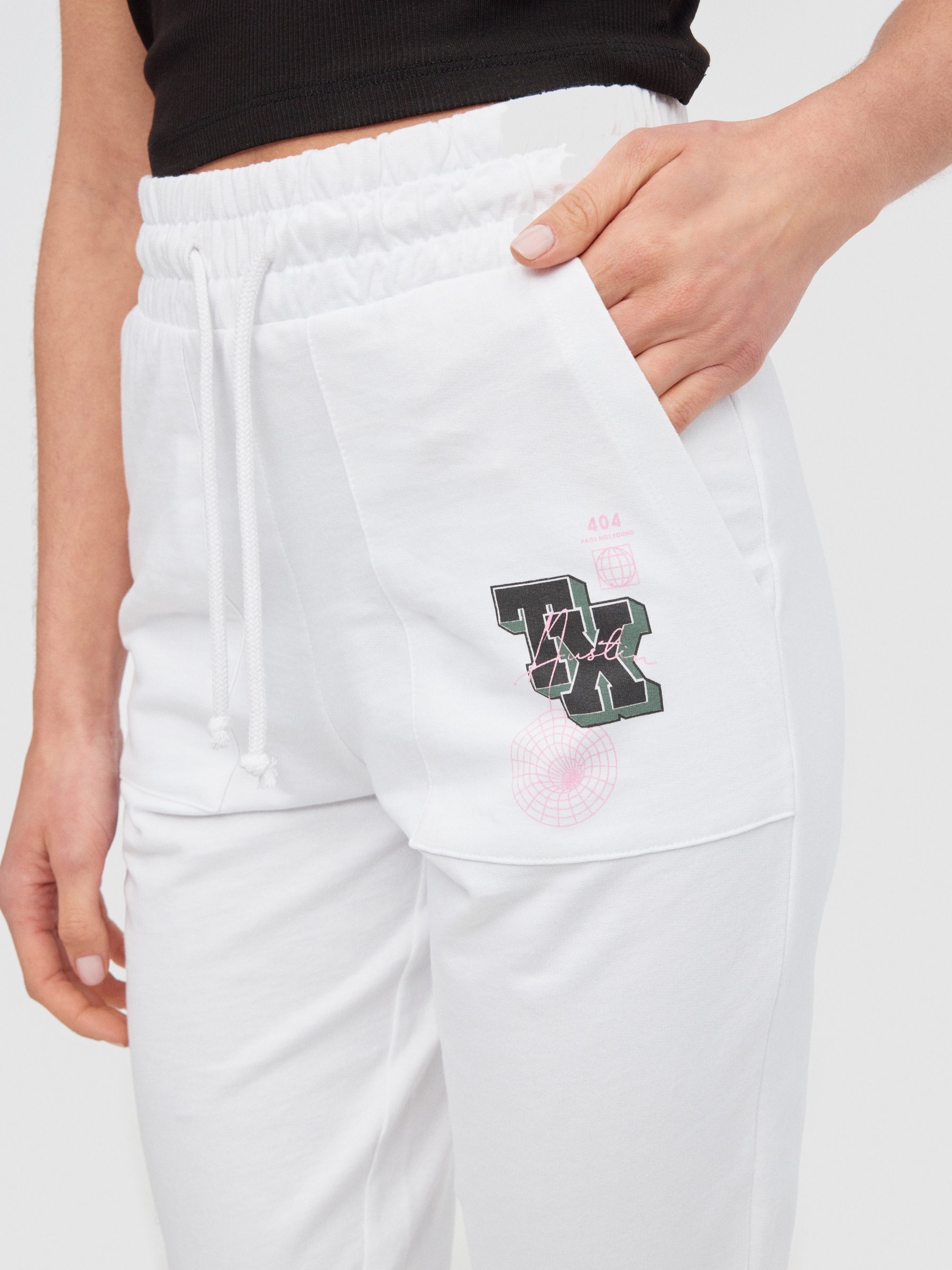 Pantalón jogger bolsillos blanco vista general frontal
