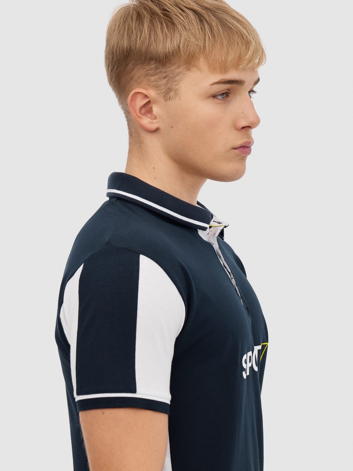 Polo deportivo azul marino vista detalle