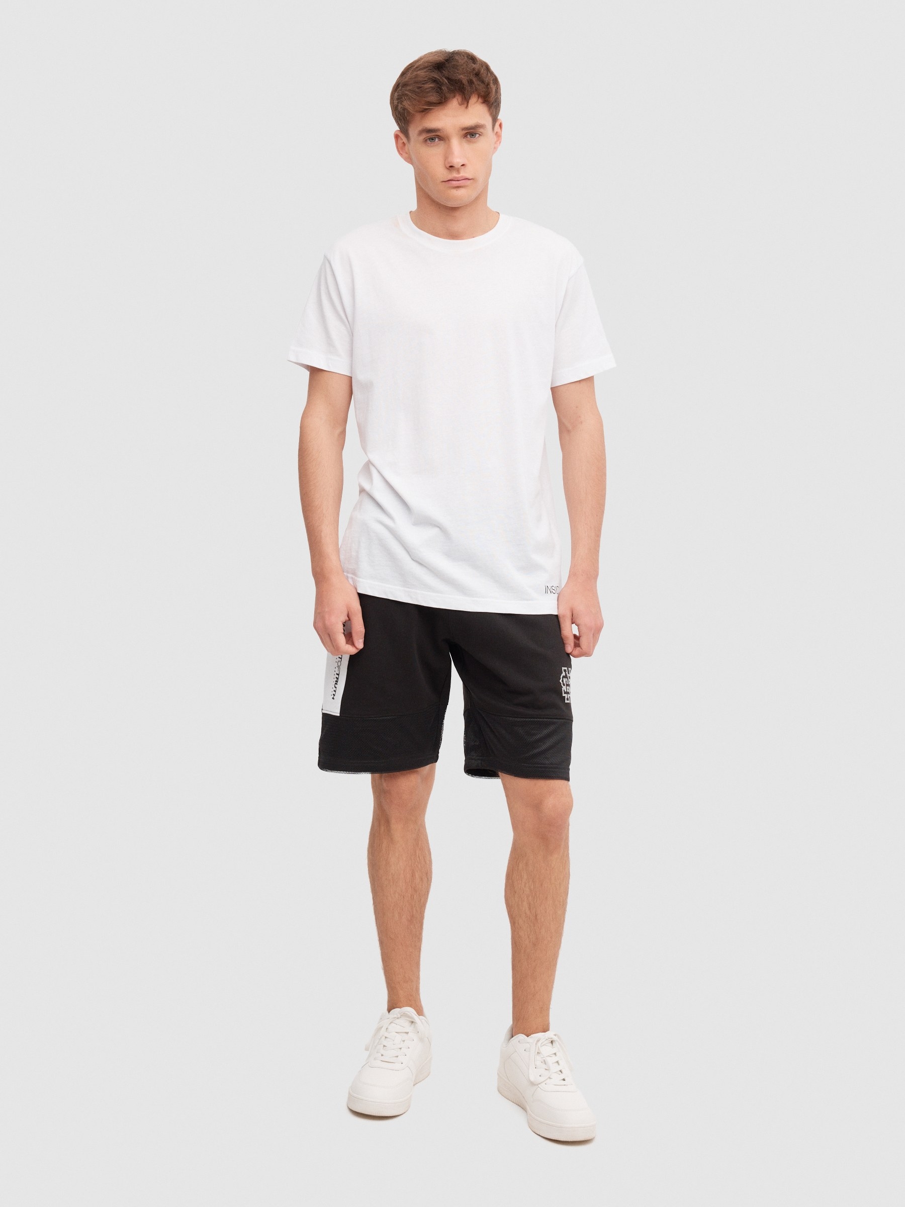 Bermudas jogger de pelúcia preto vista meia frontal