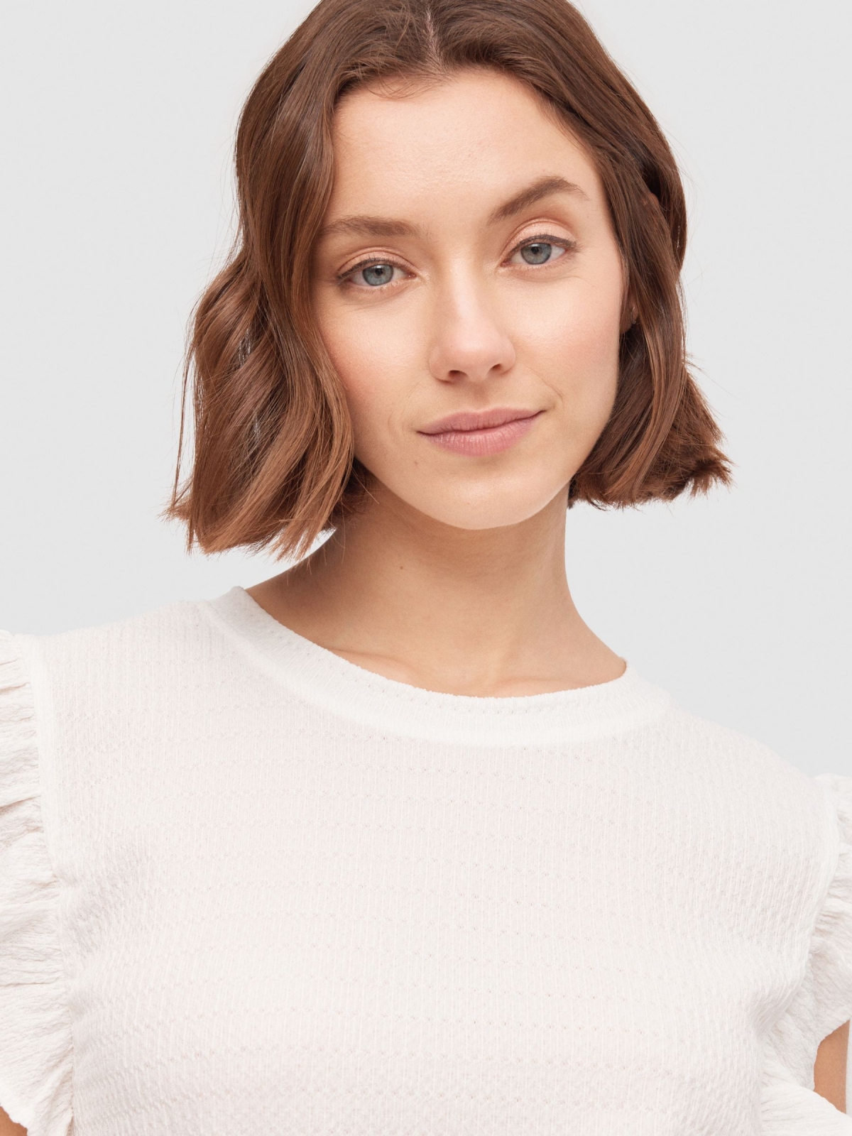 Ruffled sleeveless T-shirt white detail view