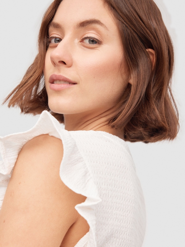 Ruffled sleeveless T-shirt white detail view