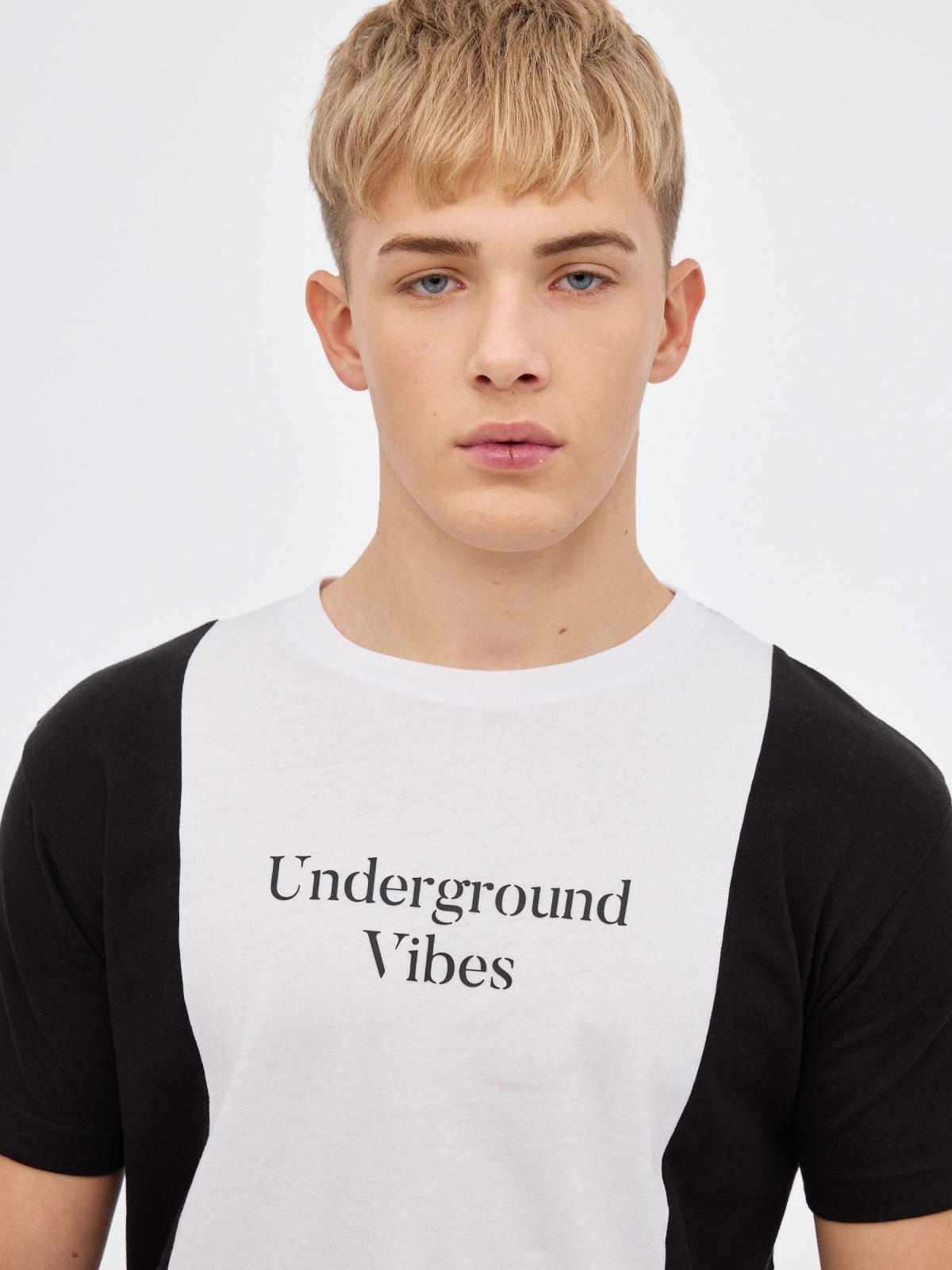 Camiseta color block minimal negro vista detalle