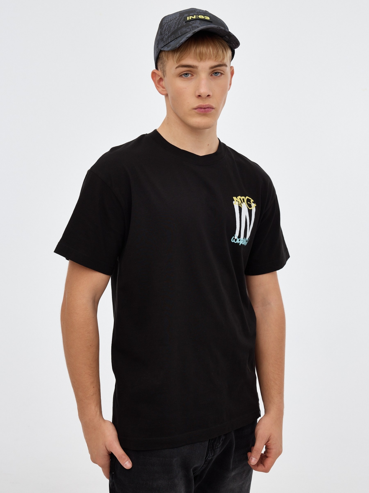 T-shirt com logótipo de graffiti preto vista meia frontal