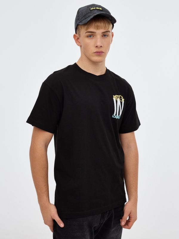 T-shirt com logótipo de graffiti preto vista meia frontal