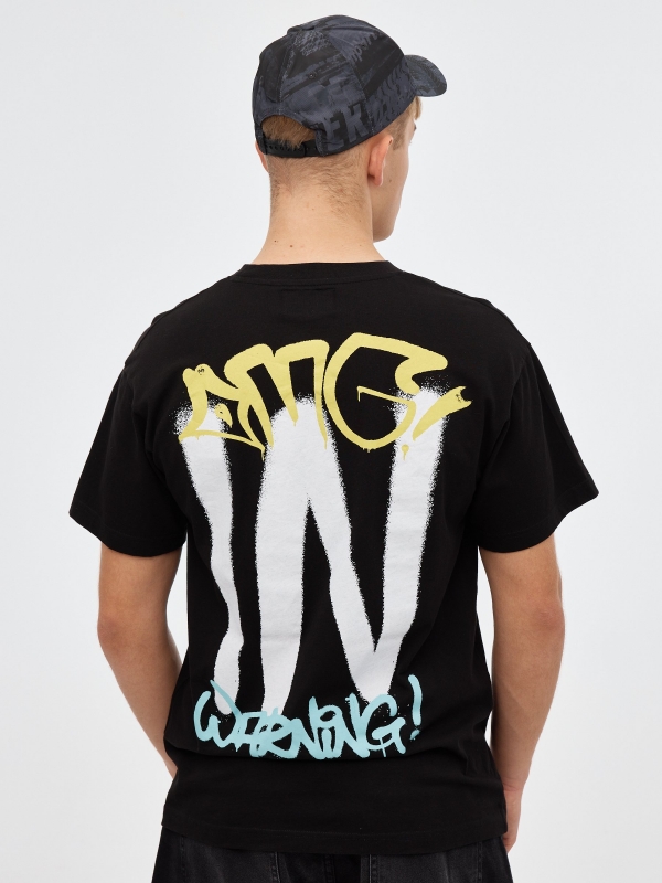 Camiseta logo graffiti negro vista media trasera