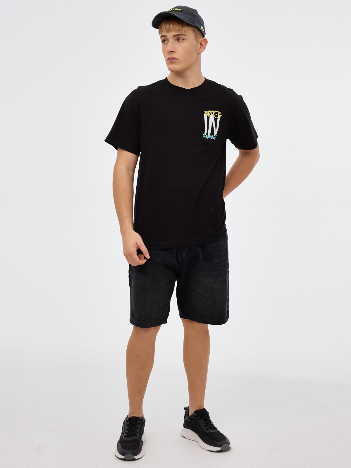 Graffiti logo t-shirt black front view