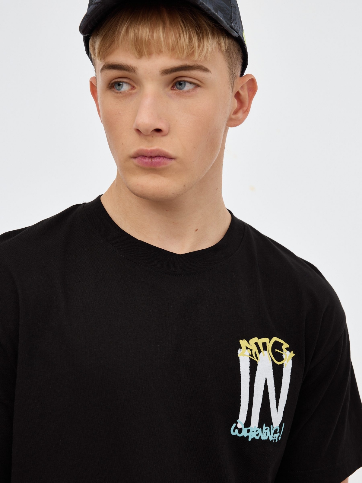 Camiseta logo graffiti negro vista detalle