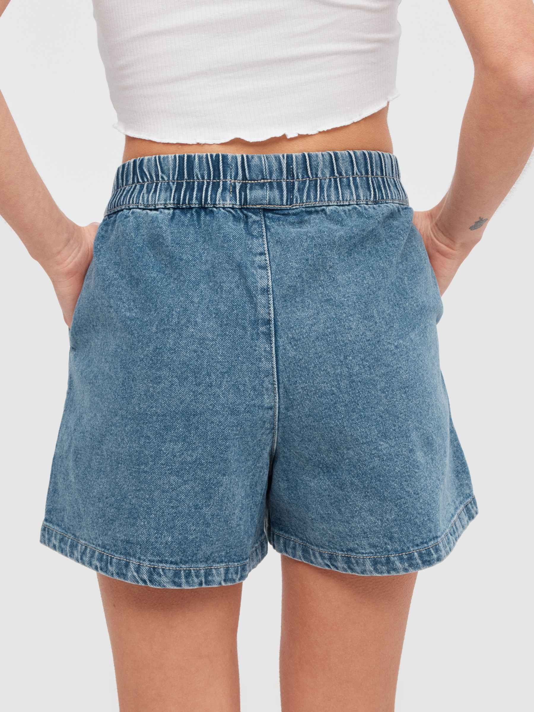 Short denim ligero azul vista media frontal