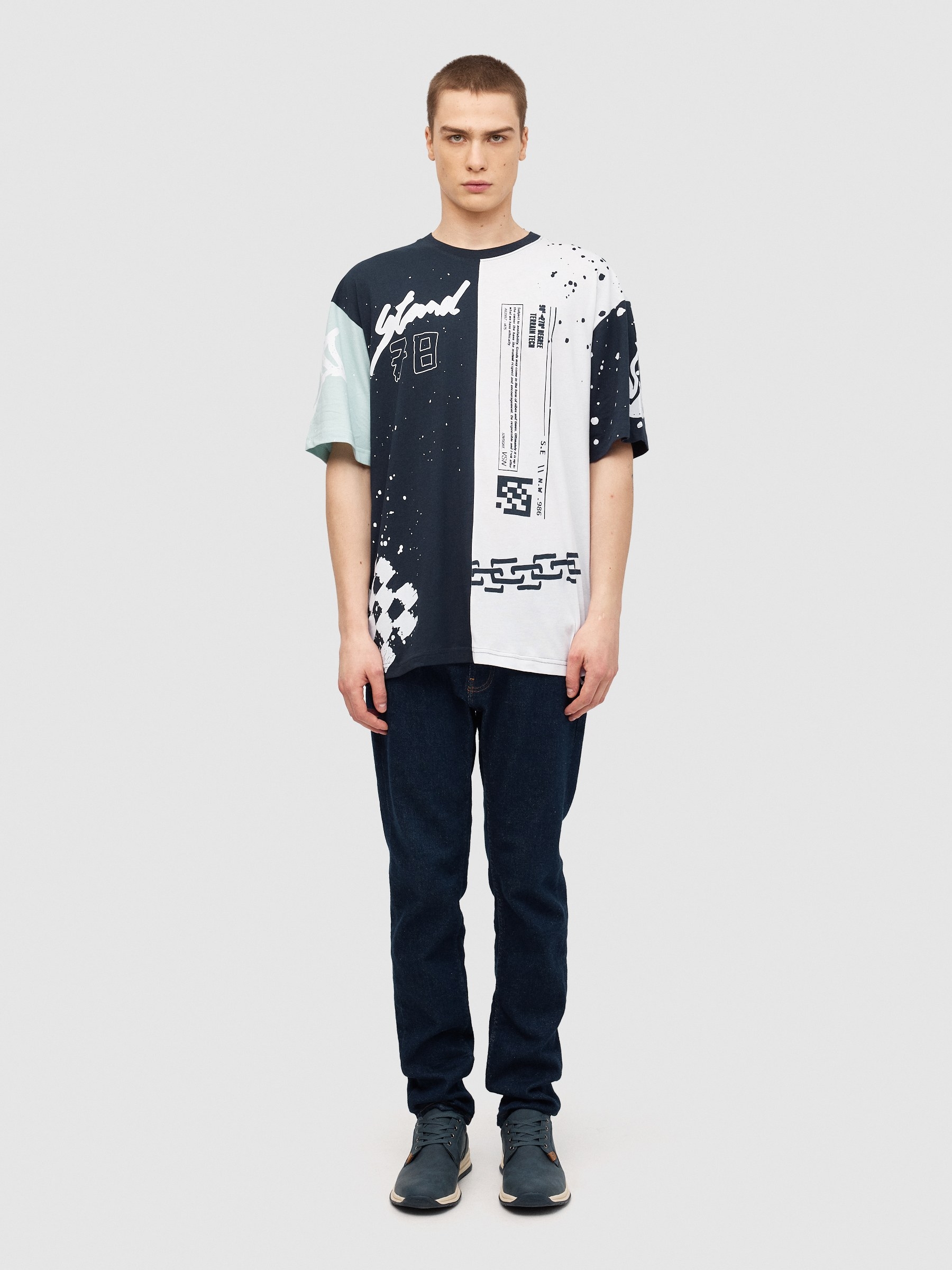 T-shirt com pintura a cores em bloco azul marinho vista meia frontal