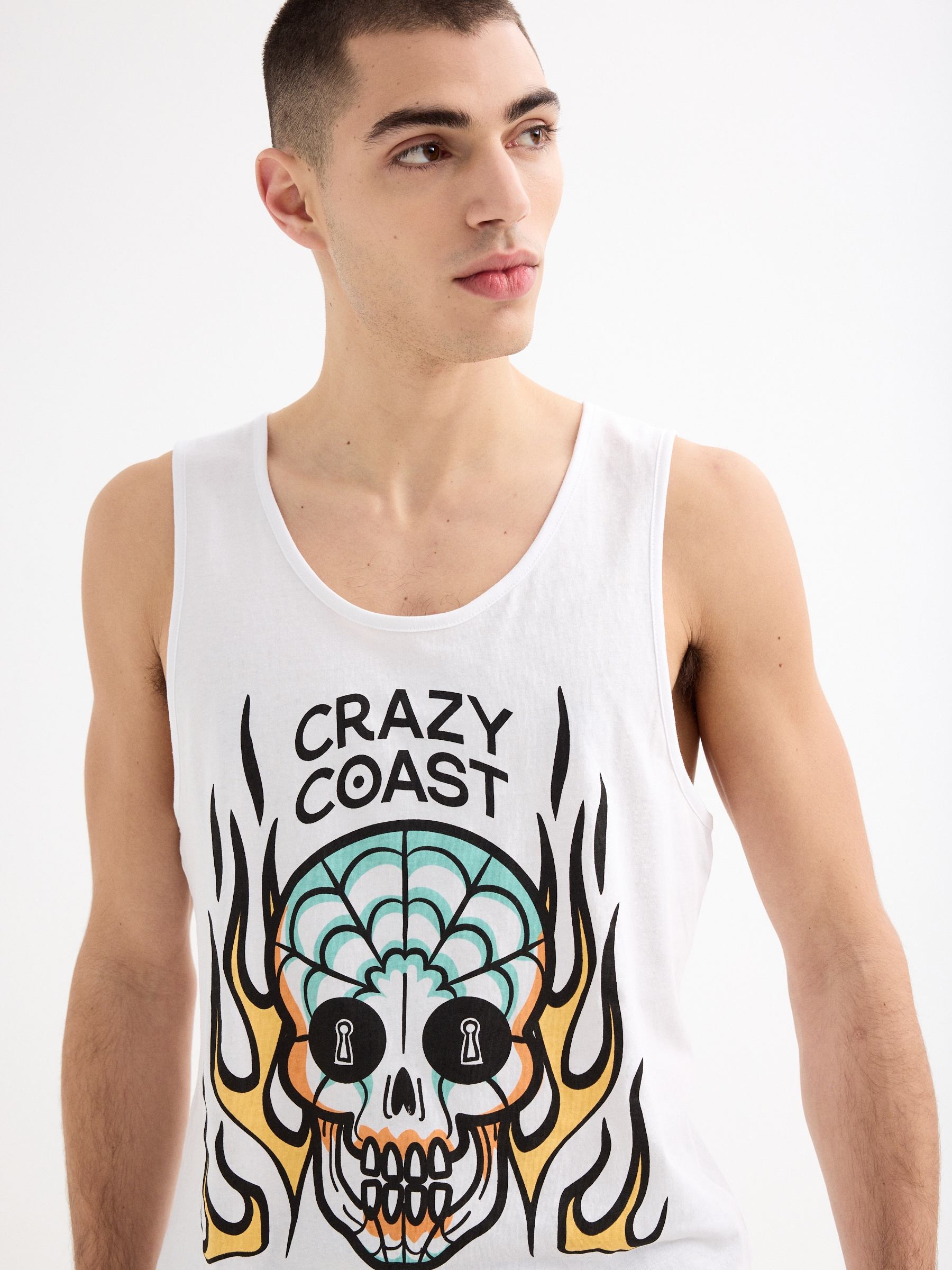 Camiseta tirantes calavera fuego blanco vista media frontal