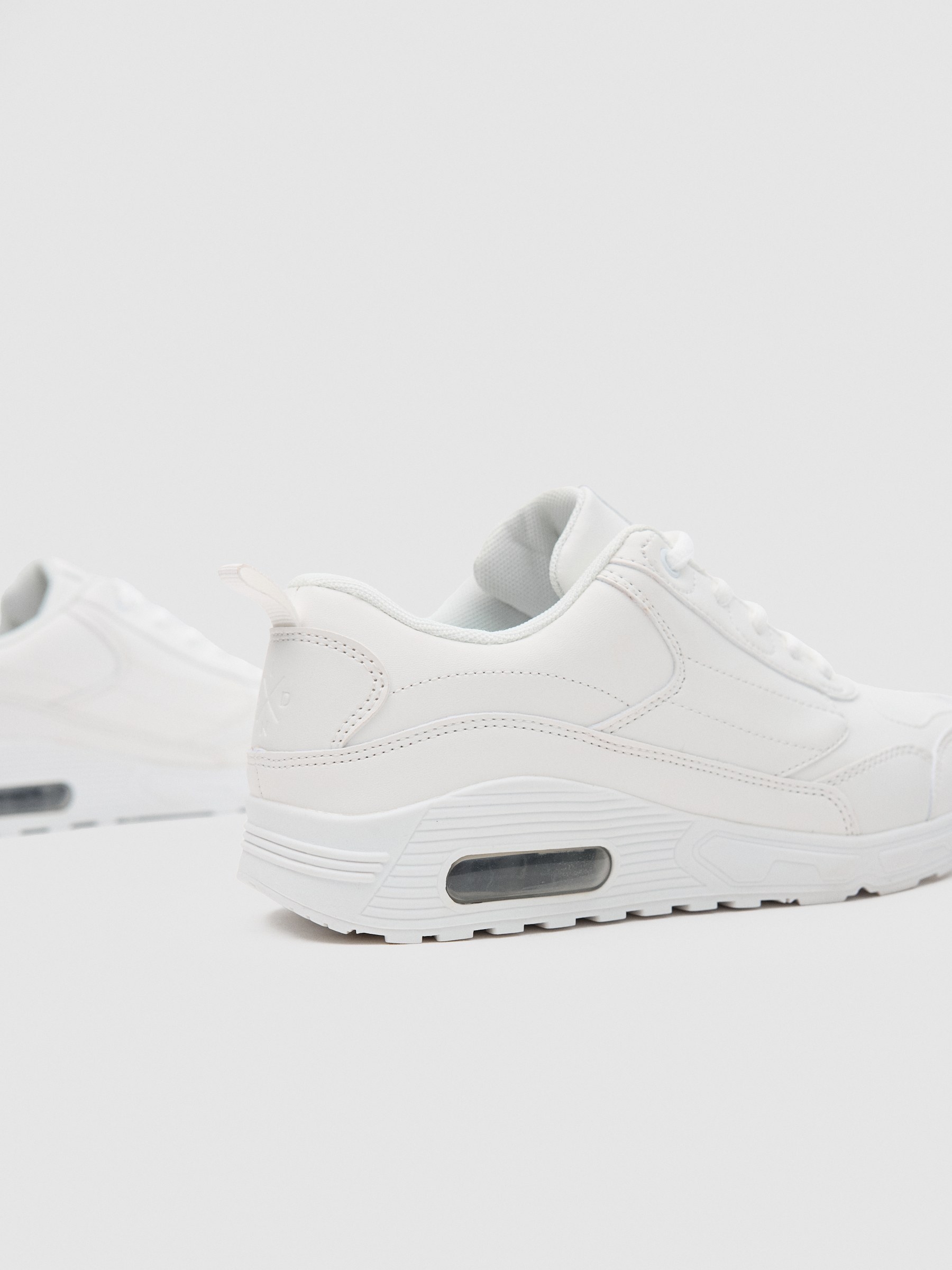 Leather-effect sneaker with air chamber