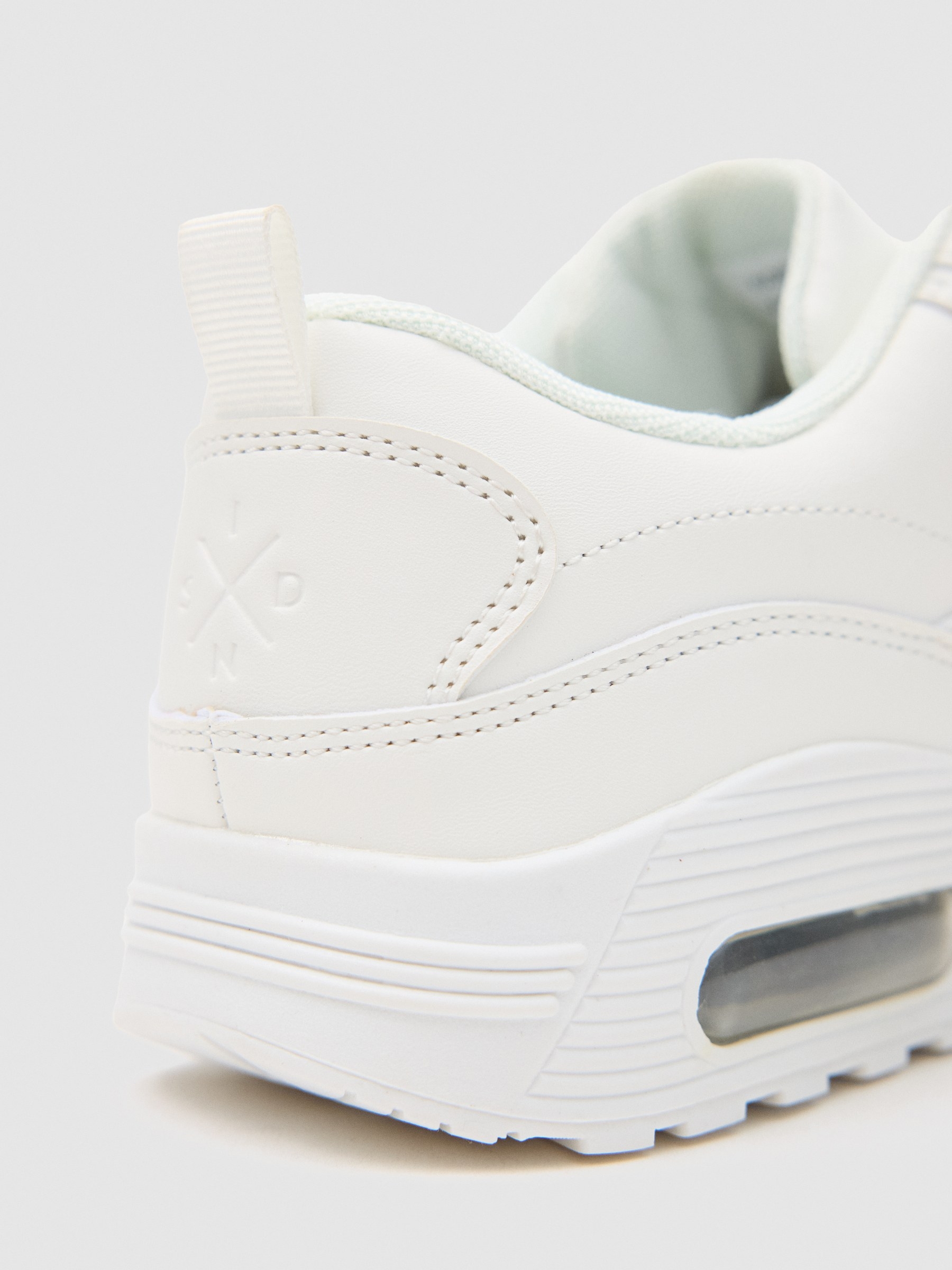 Leather-effect sneaker with air chamber