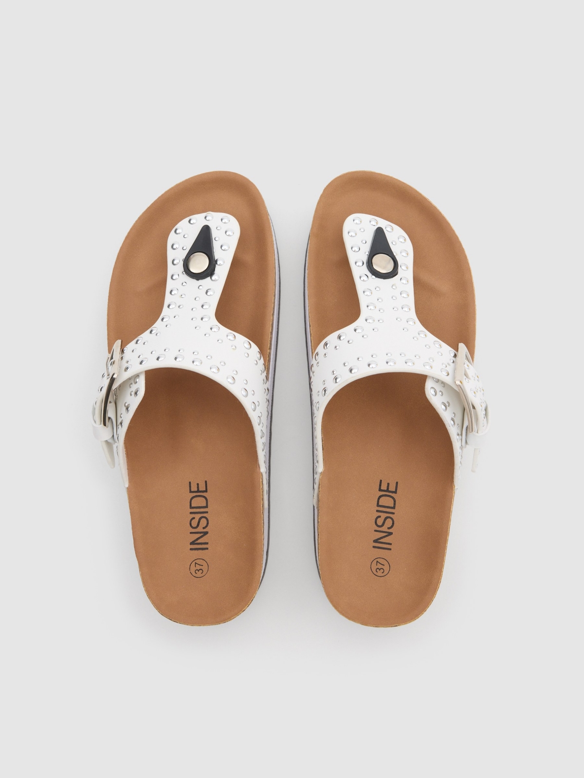 Platform studs white zenithal view