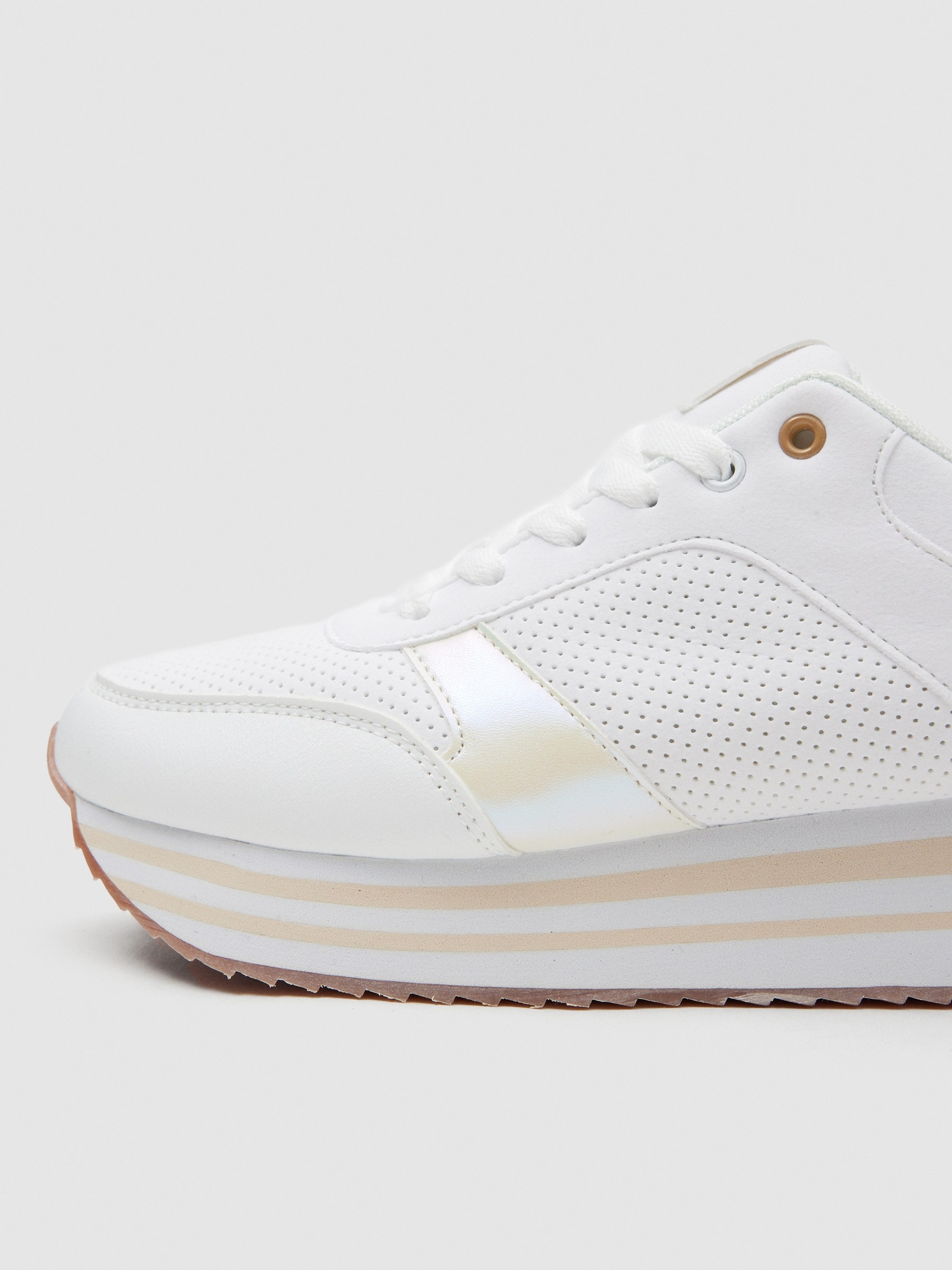 Deportivo running plataforma blanco