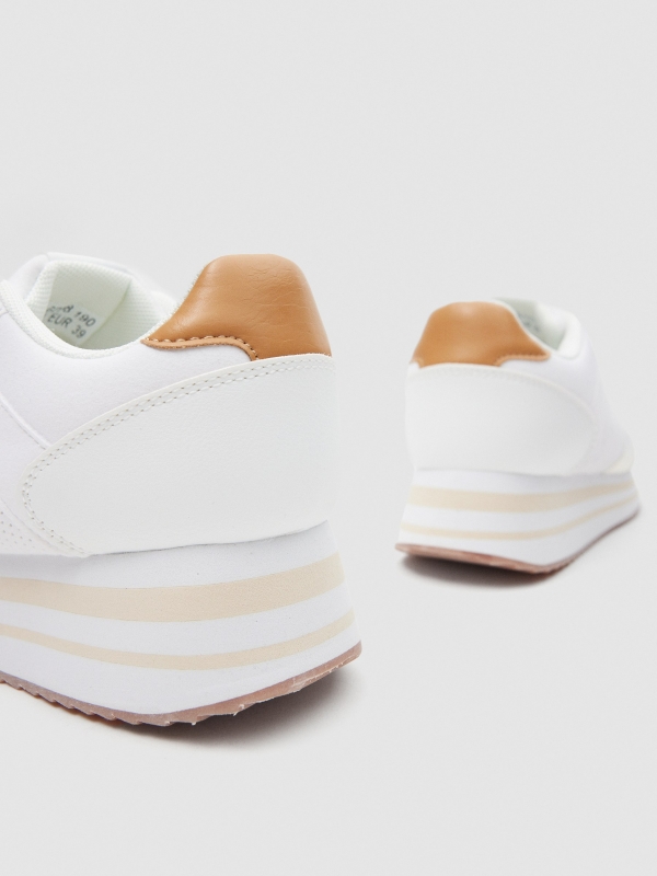 Deportivo running plataforma blanco vista detalle