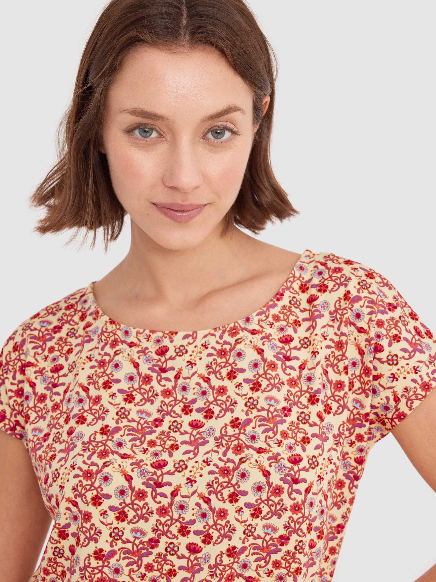 T-shirt de alças floral. areia vista meia frontal