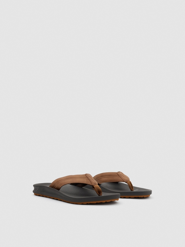 Sandália tanga marrom escuro vista frontal 45º