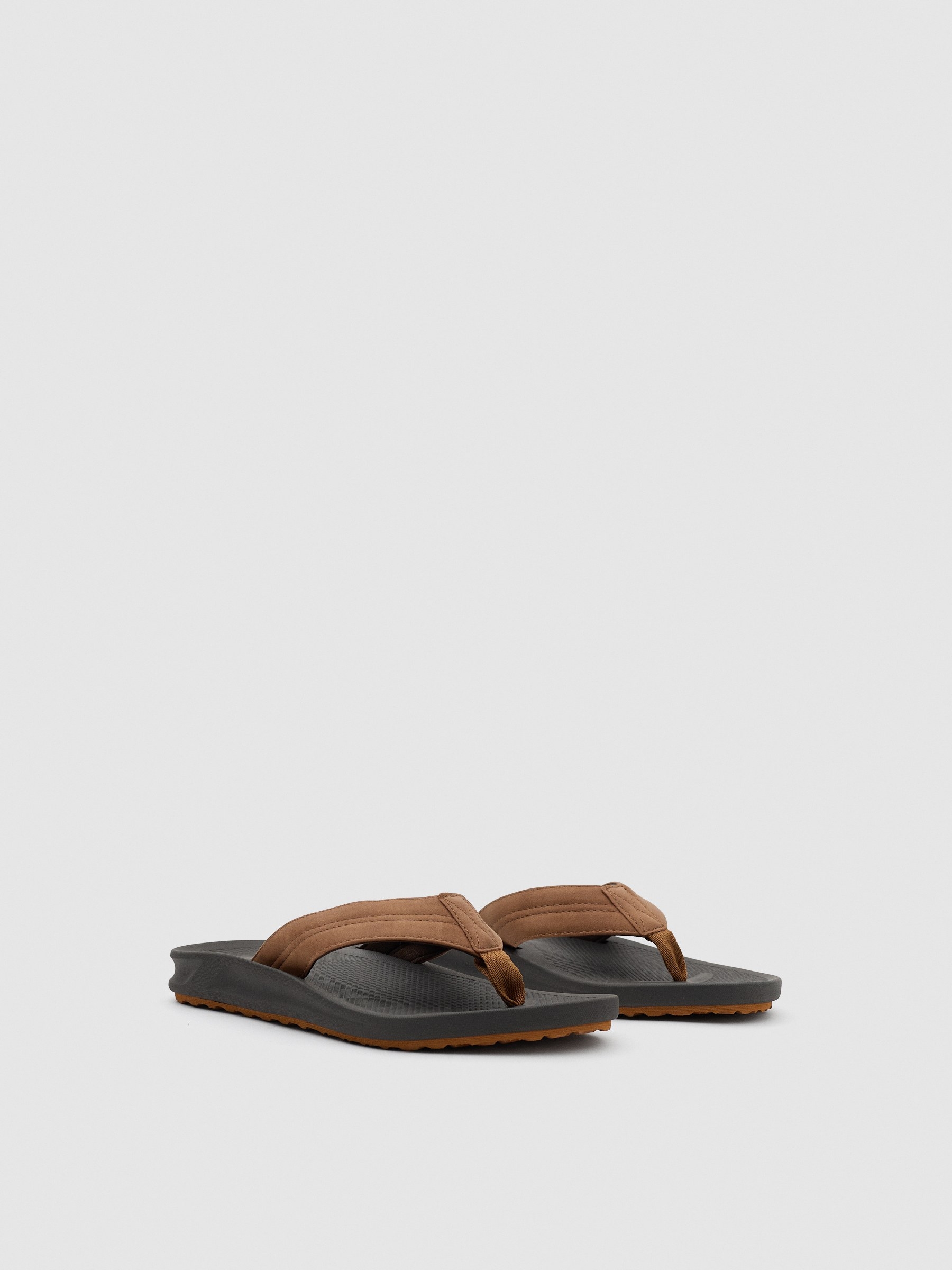 Sandalia dedo marrón oscuro