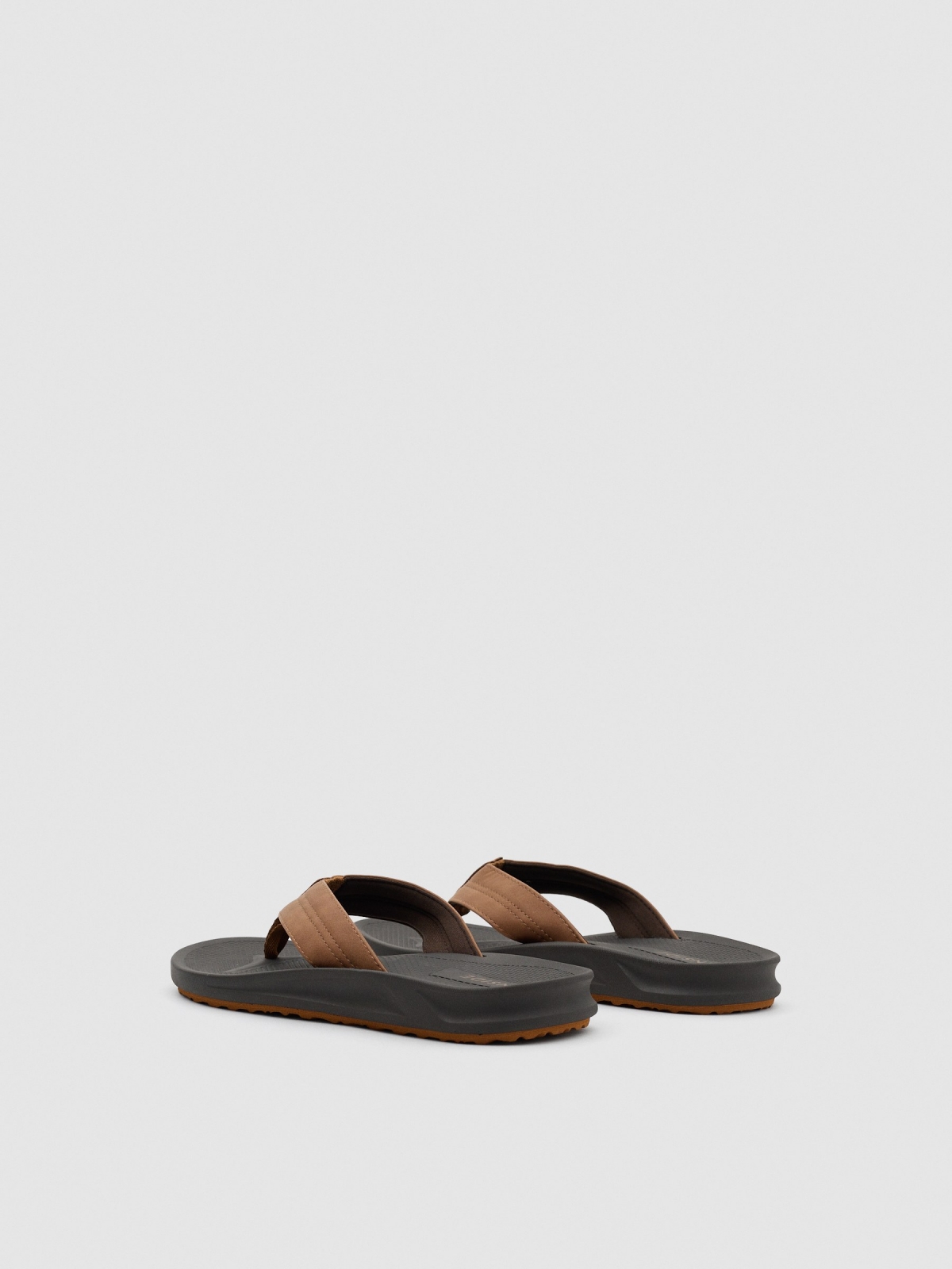 Sandália tanga marrom escuro vista traseira 45º