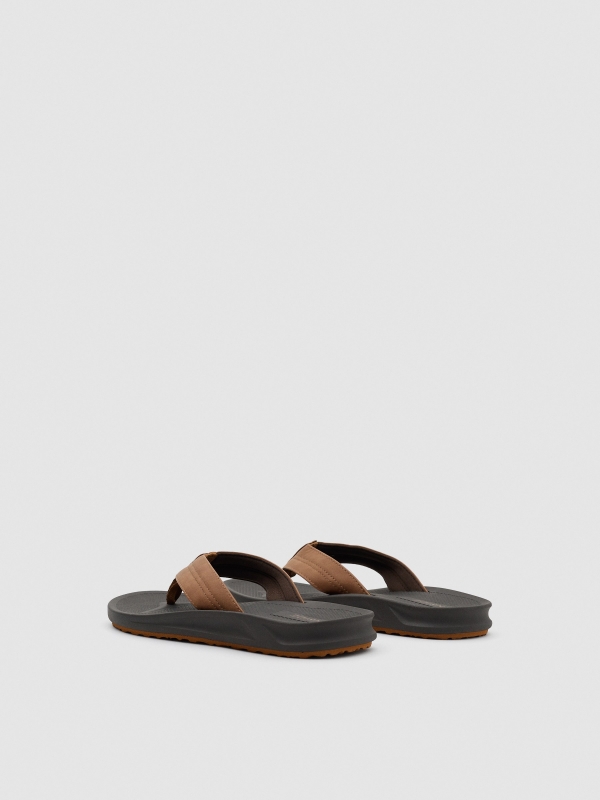 Sandalia dedo marrón oscuro vista trasera 45º