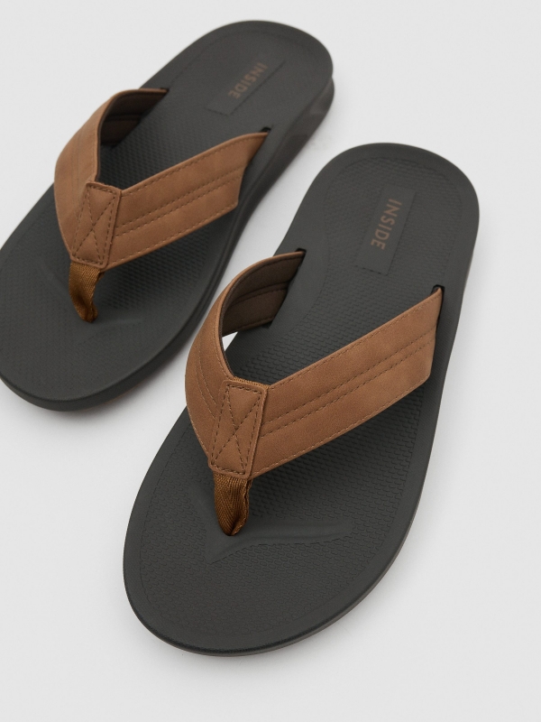 Sandalia dedo marrón oscuro vista detalle