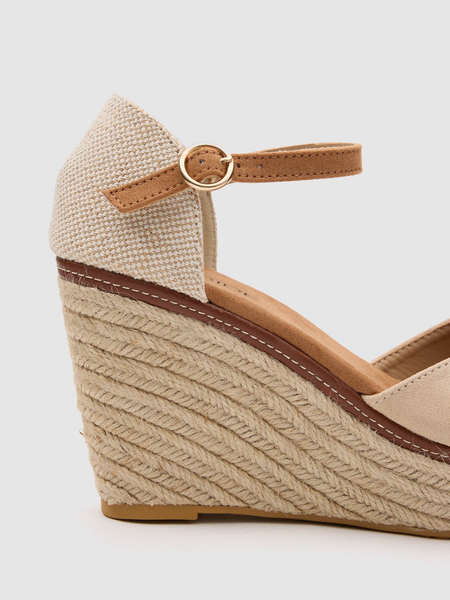 Closed canvas wedge sand