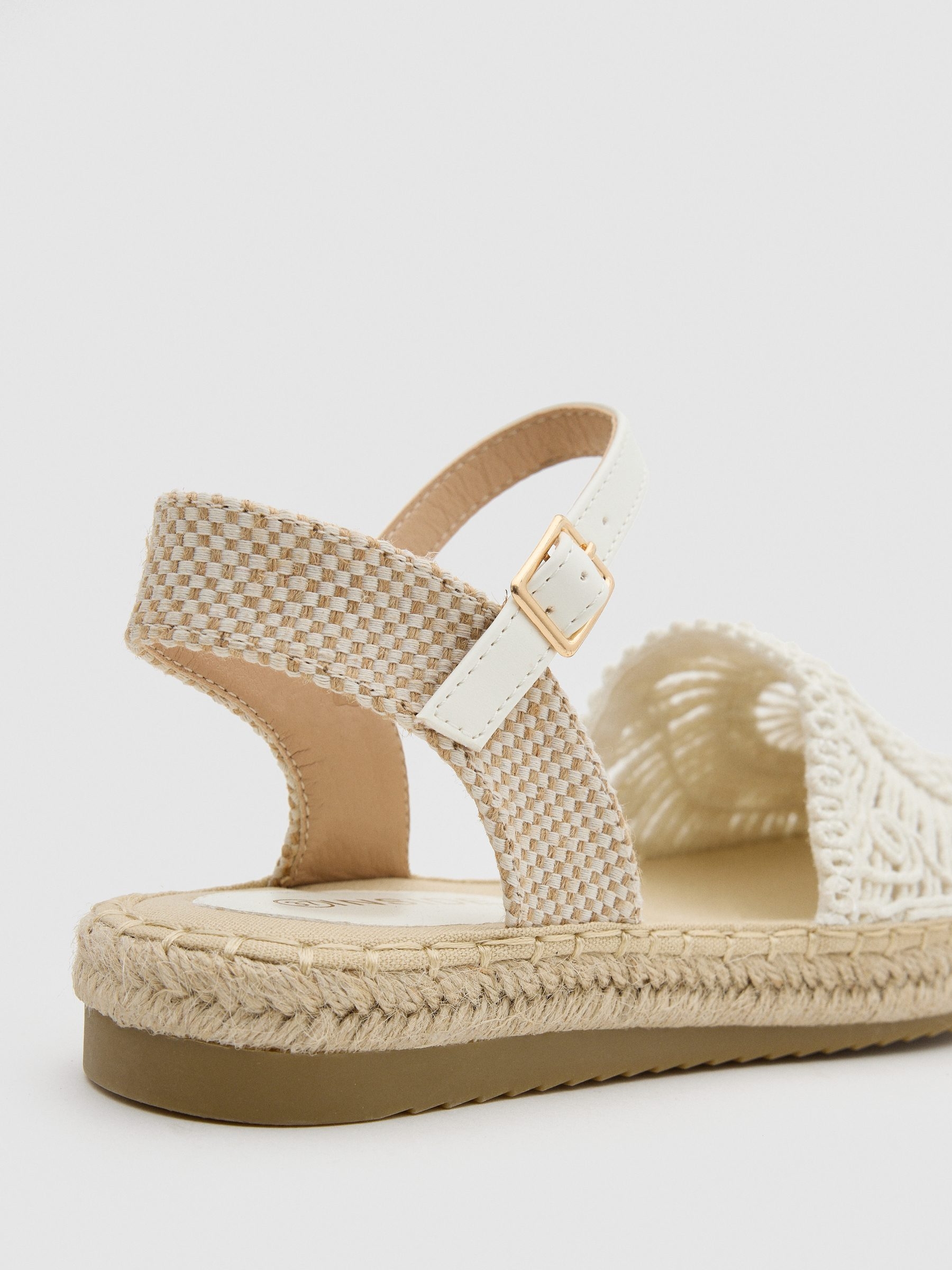 Sandalia esparteña crochet blanco roto