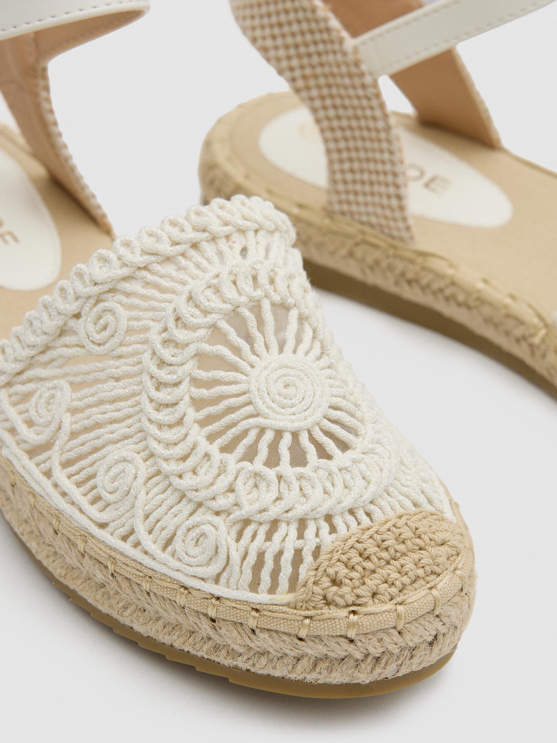 Sandalia esparteña crochet blanco roto