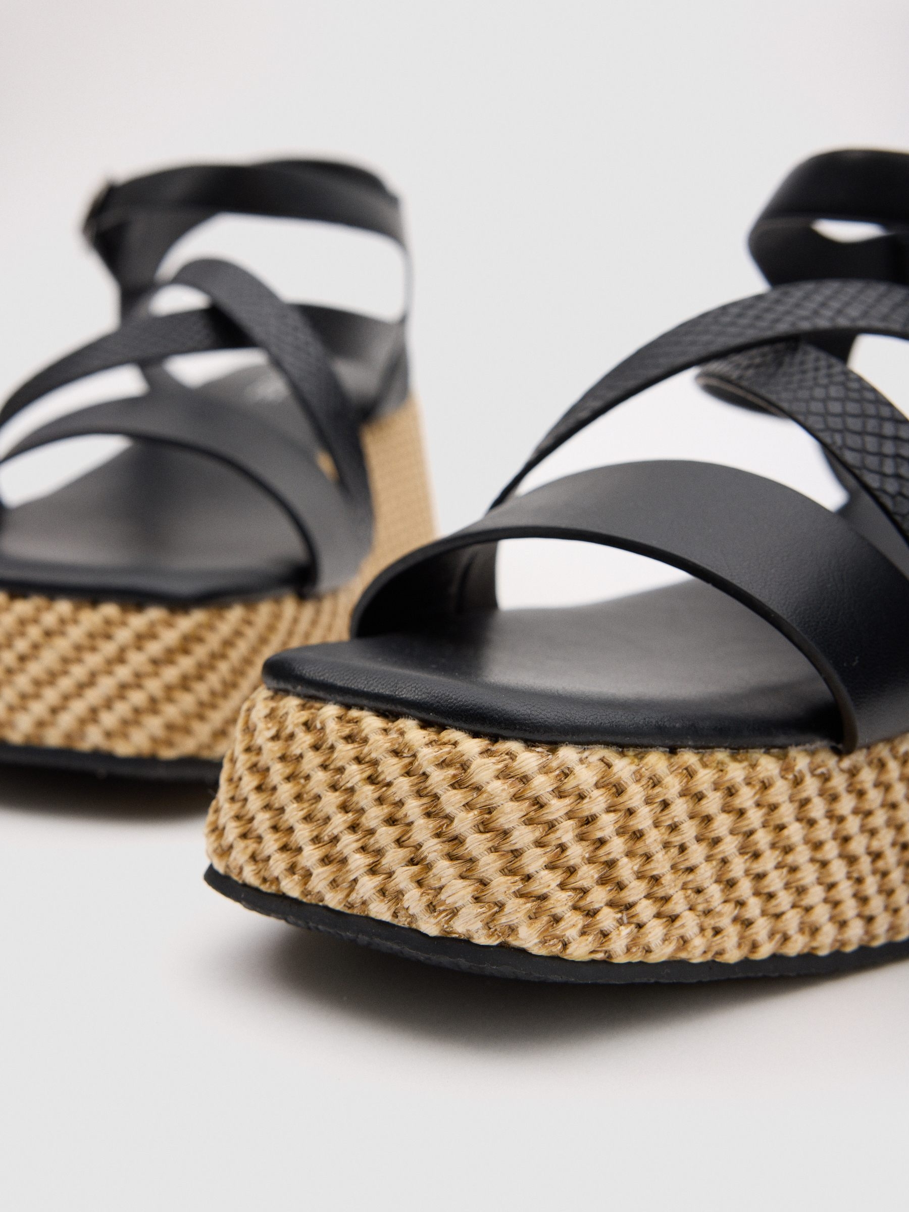 Plataforma rafia negro