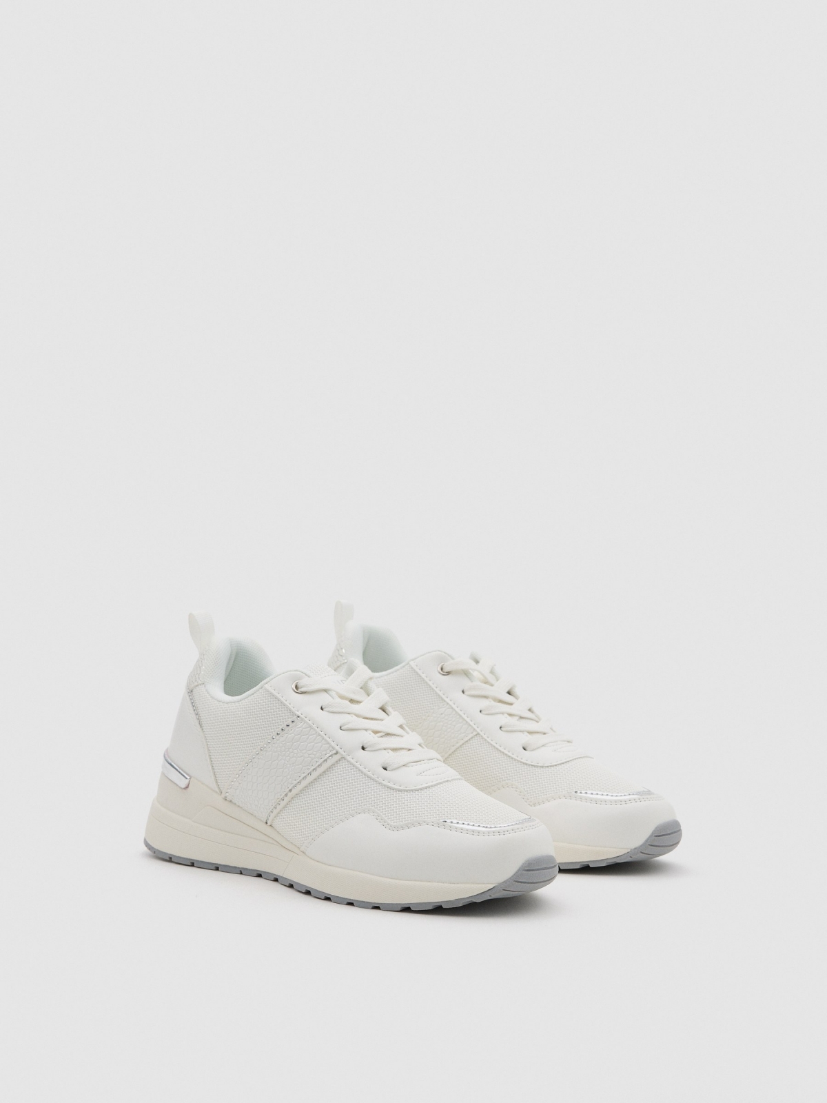 Ténis de cunha com pormenores brilhantes vista frontal 45º