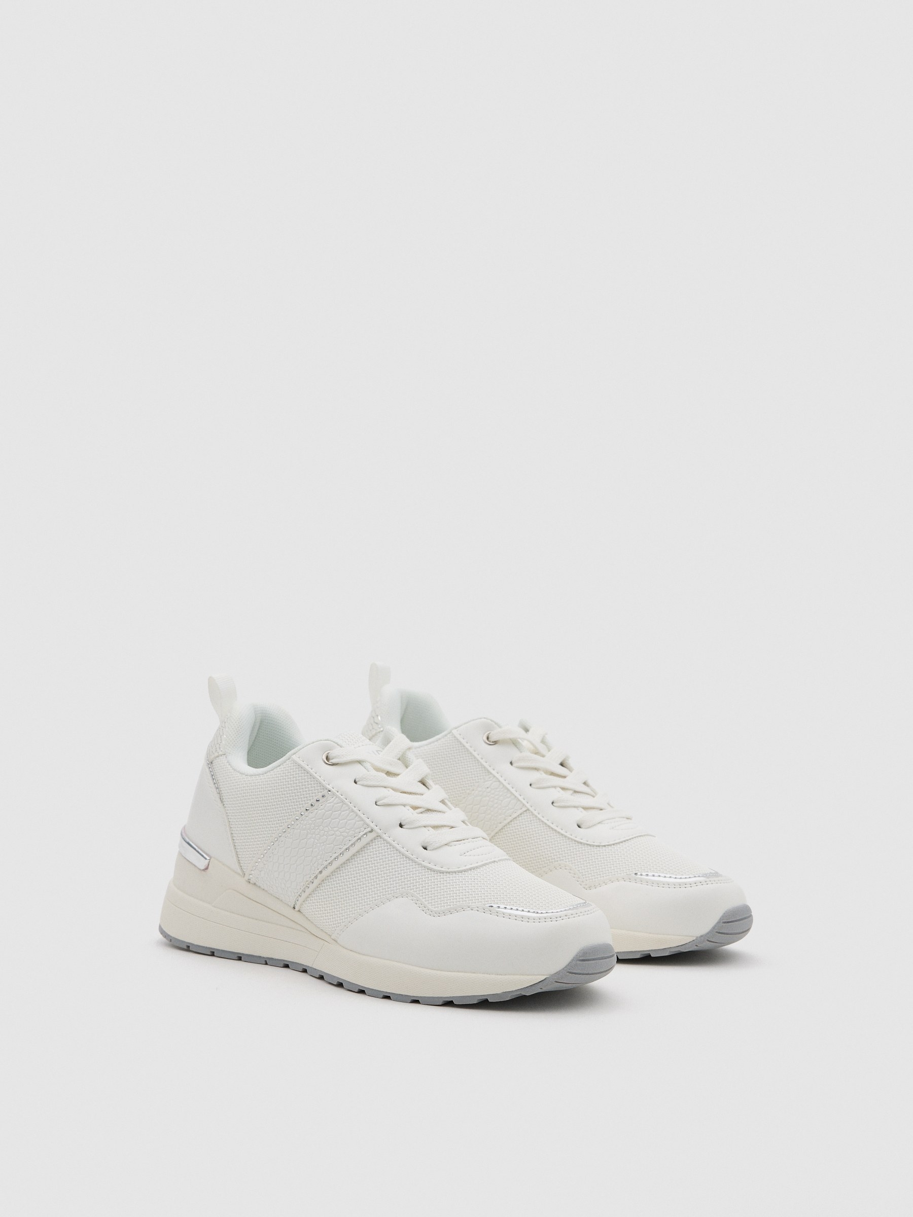 Ténis de cunha com pormenores brilhantes