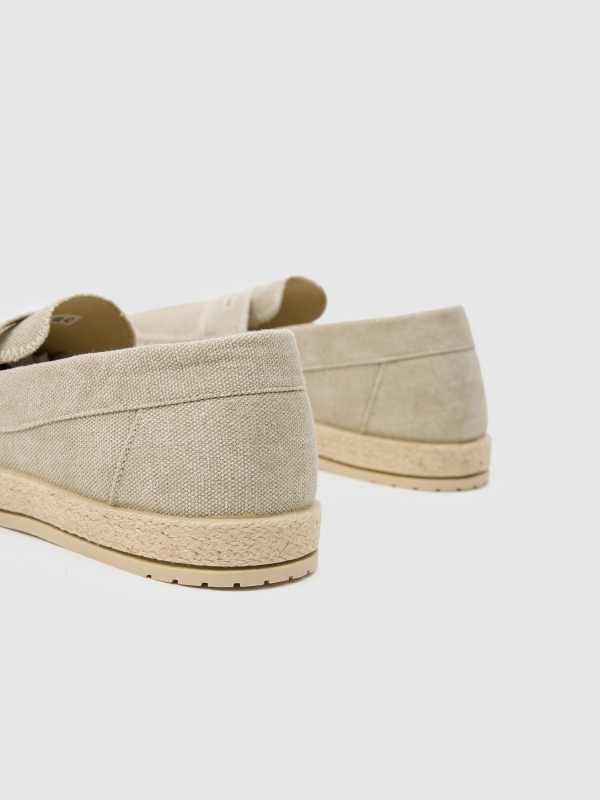 Mocassim de lona areia vista detalhe