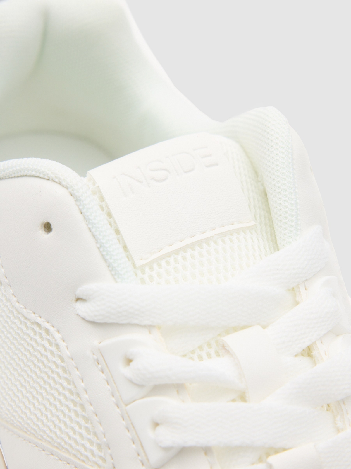 Deportivo running multipiezas blanco roto vista detalle