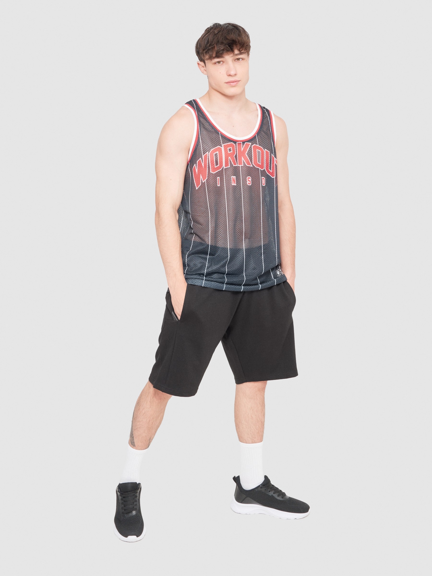 T-shirt de basquetebol às riscas preto vista meia frontal