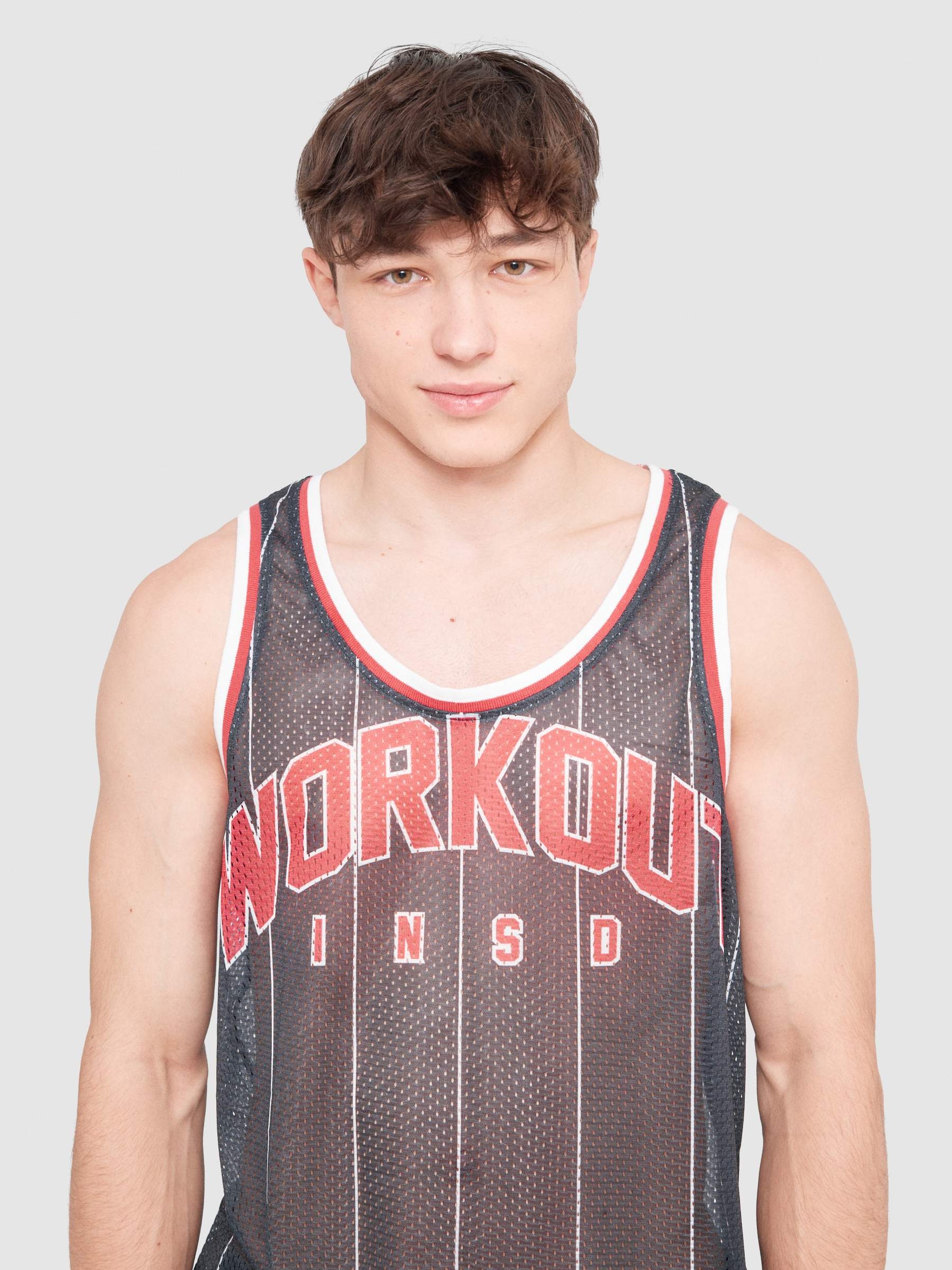 T-shirt de basquetebol às riscas preto vista meia frontal